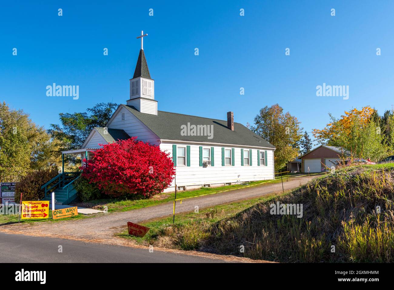 Die Gemeindekirche von Green Bluff während des Herbsterntefestes in der ländlichen Stadt Green Bluff, Washington, USA, in der Nähe von Spokane, Washington. Stockfoto