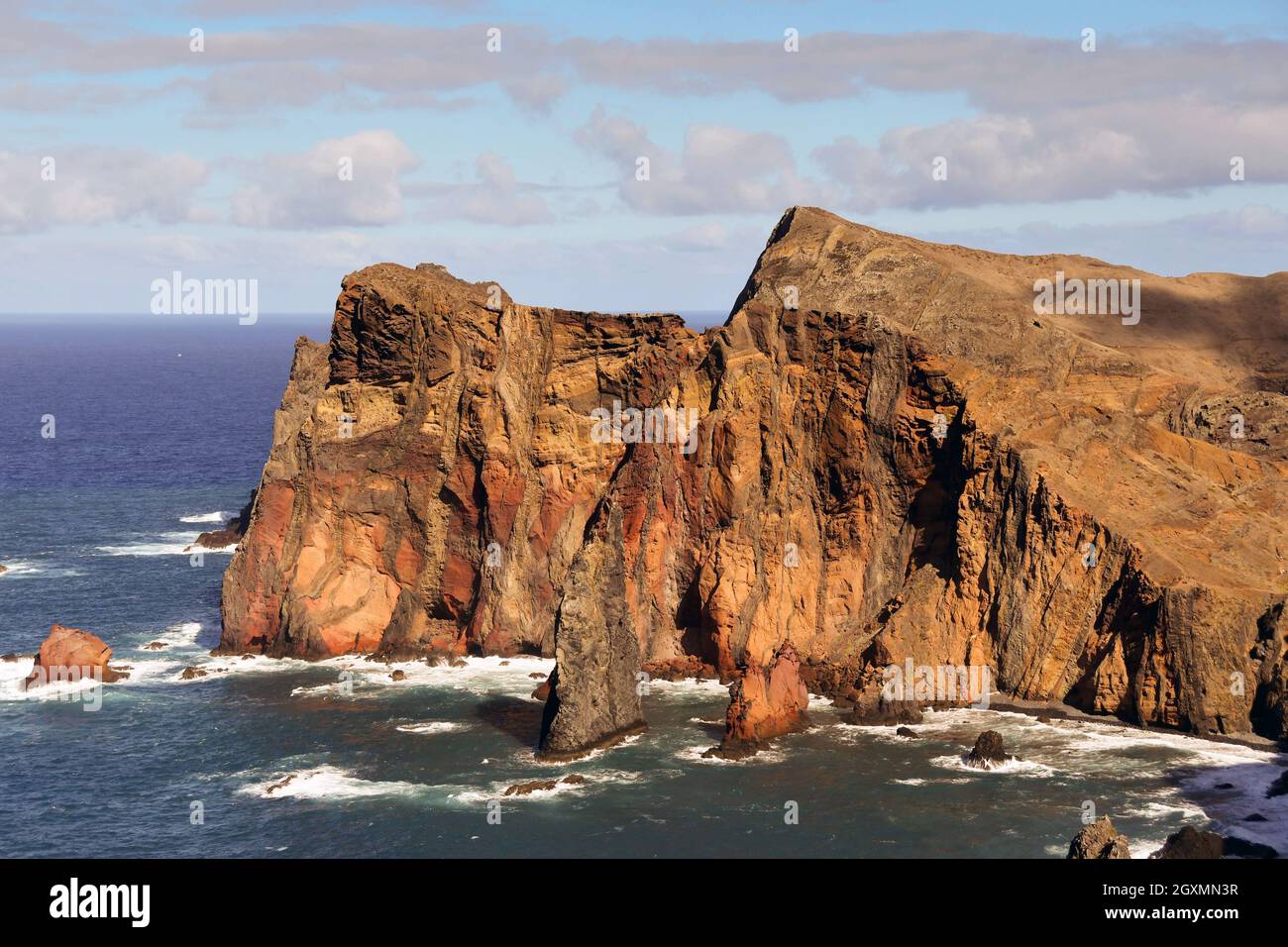 Klippen auf dem rauen Atlantik kosten Madeira. Keine Personen. Stockfoto