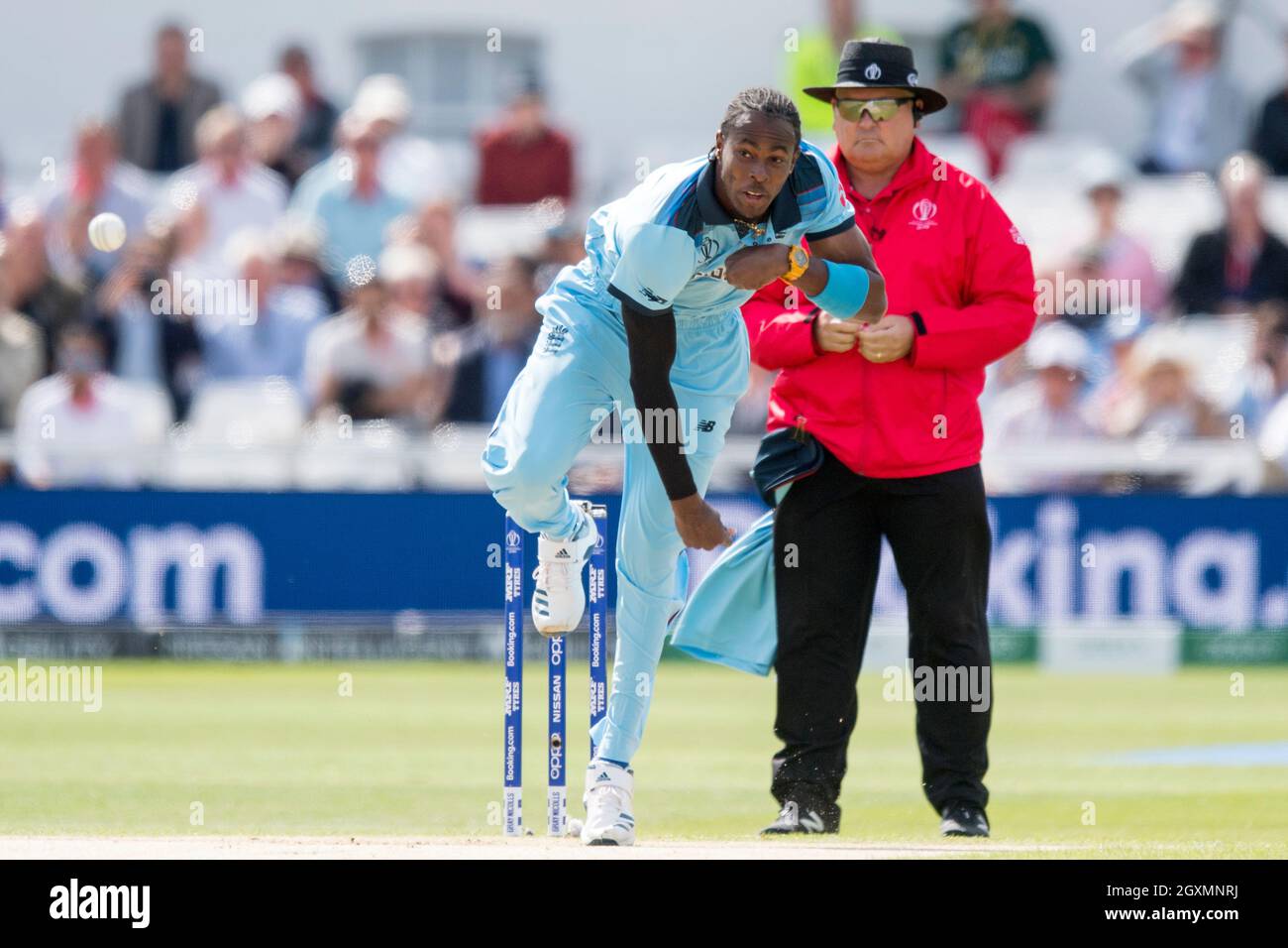 Der englische Jofra Archer trägt eine Uhr, während er köpfte Stockfoto