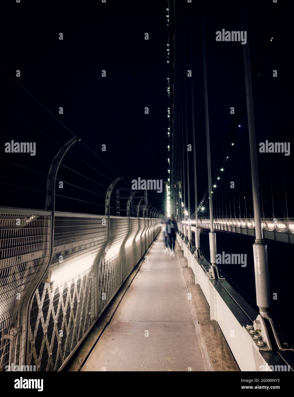Ein Paar ging nachts über die Clifton Hängebrücke. Stockfoto