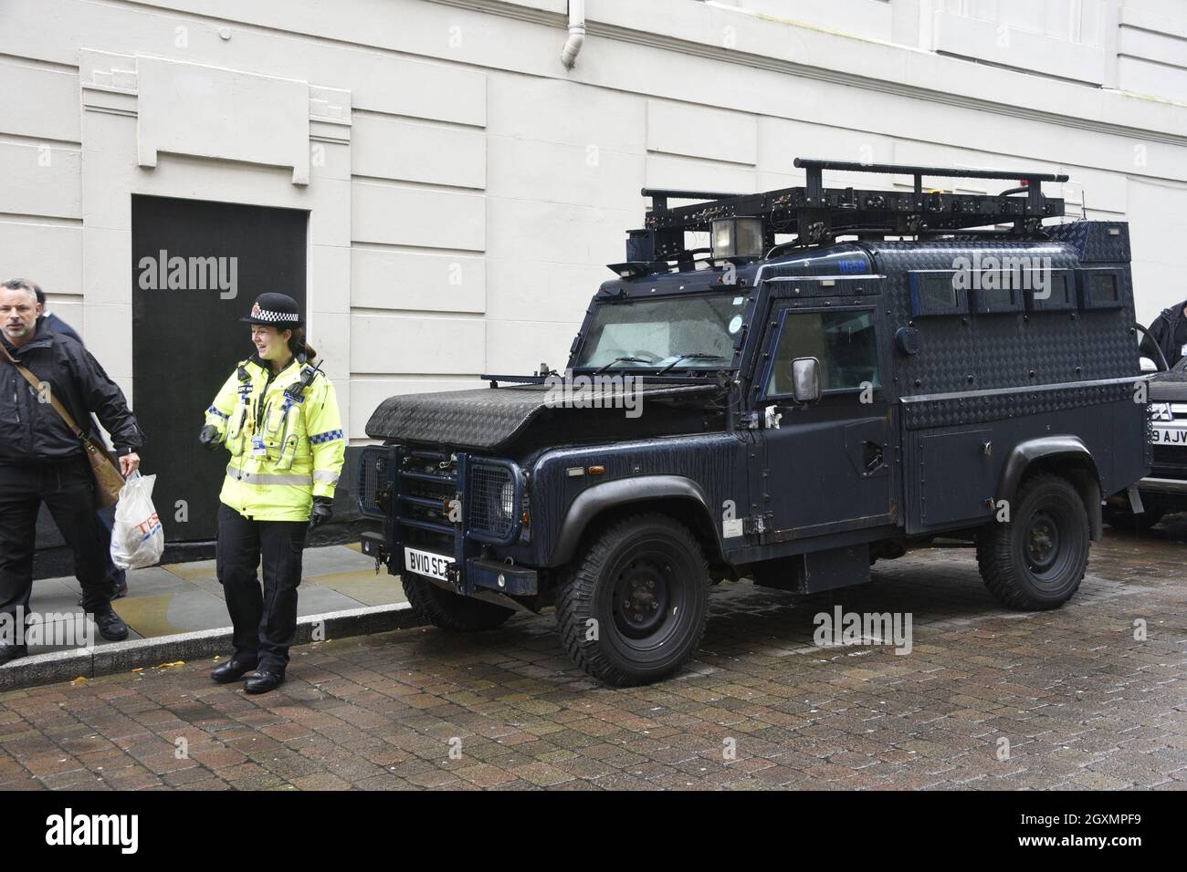 Eine Polizistin vor einem von der Polizei verstärkten Landrover-Fahrzeug am Konferenzort. Die Polizei von Greater Manchester hat den üblichen verstärkten Schutz rund um die Konferenz der Konservativen Partei in Manchester, Großbritannien, eingesetzt. Die Konferenz der Konservativen Partei findet vom 3. Bis 6. Oktober 2021 im Manchester Central Convention Complex im Stadtzentrum von Manchester statt. Stockfoto