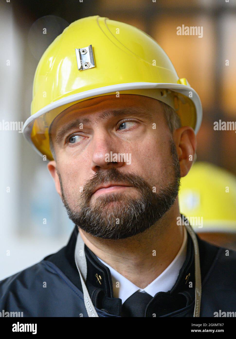 04. Oktober 2021, Sachsen, Zinnwald: Der sächsische Wirtschaftsminister Martin Durig (SPD) steht im Besucherbergwerk "vereinigt Zwitterfeld zu Zinnwald" während des "Rohstofftages". Um sich einen Eindruck von Sachsens Anteil an der zukünftigen Rohstoffgewinnung zu verschaffen, besucht der Wirtschaftsminister verschiedene Akteure. Im Zinnwald, unter dem Erzgebirge an der deutsch-tschechischen Grenze, will die Deutsche Lithium GmbH eine Mine und eine Verarbeitungsanlage bauen. Die Lagerstätte wird auf rund 125,000 Tonnen Lithium geschätzt - und gilt als eine der LAR Stockfoto