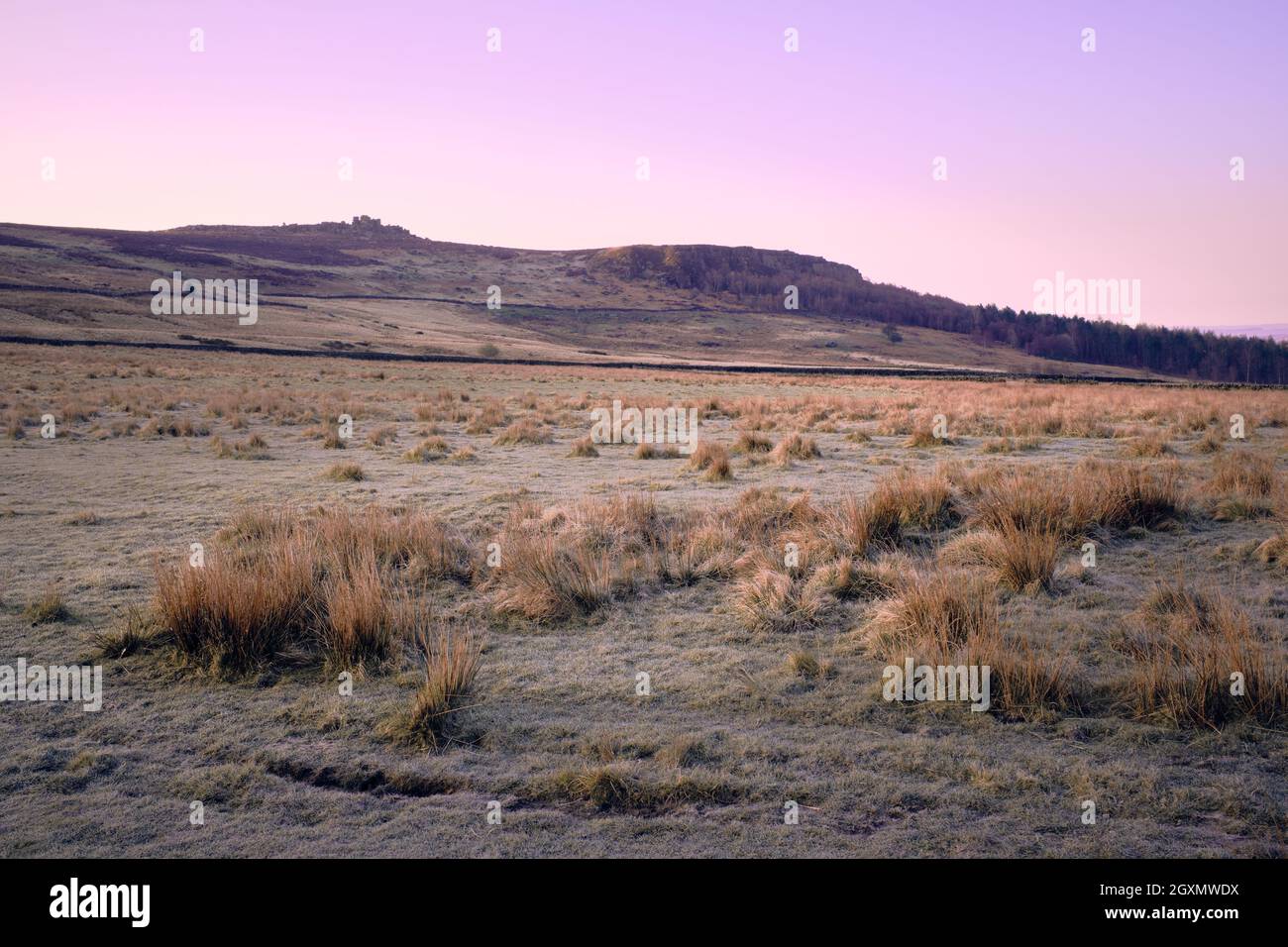 Die Dämmerung leuchtet über dem Owler Tor und Millstone Edge, Peak District, Großbritannien Stockfoto