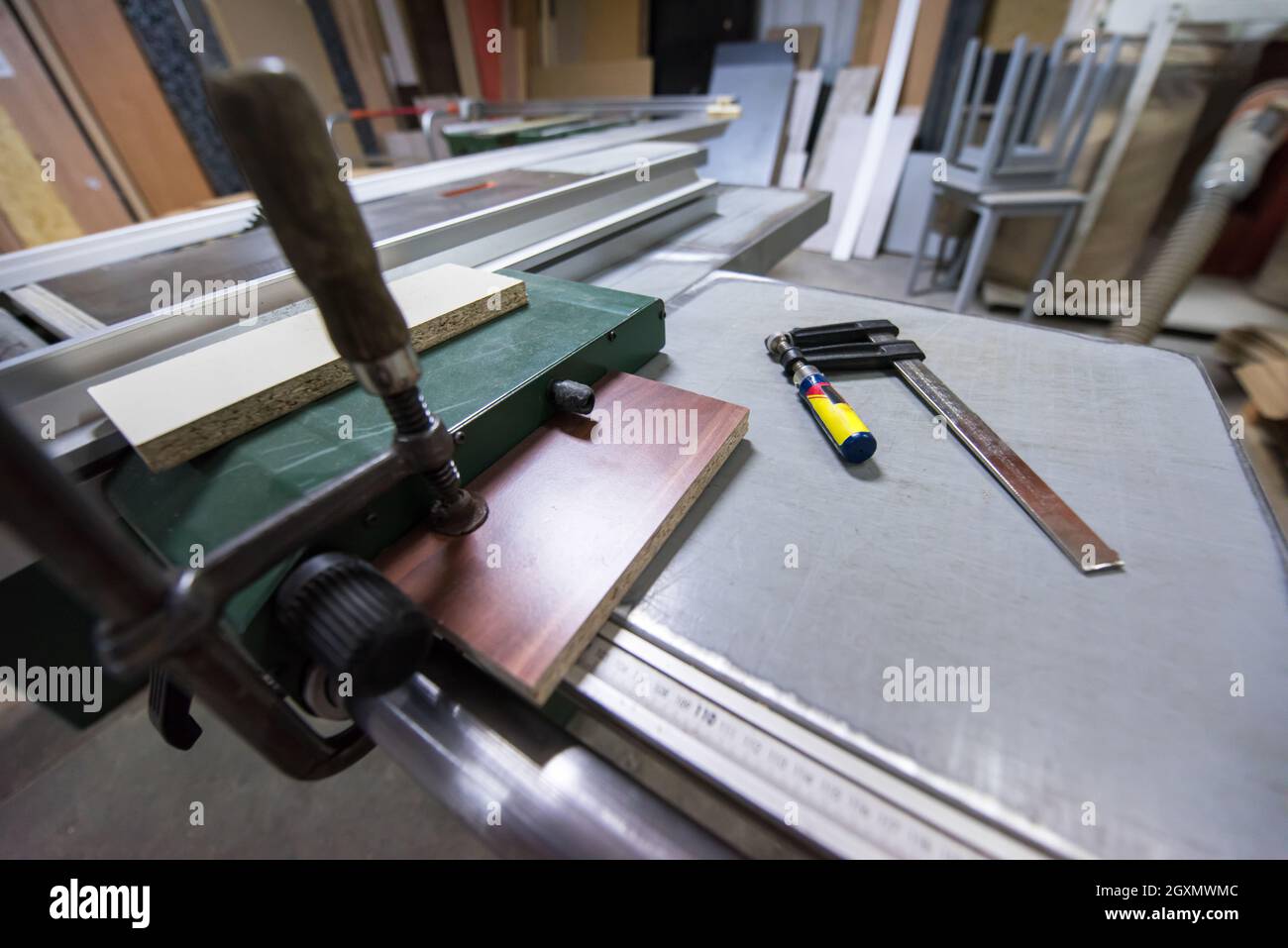 Schelle und Lineal Werkzeuge auf dem Schreibtisch in der Fabrik für die Herstellung von Holzmöbeln Stockfoto