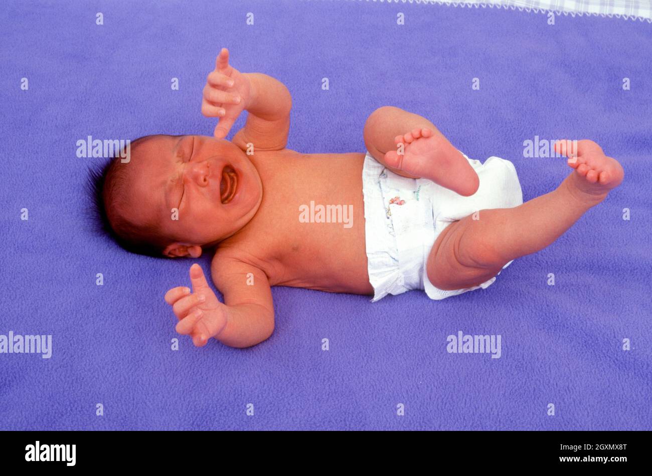 3 Wochen alte neugeborene Junge auf dem Rücken in Windel weinend volle Länge biracial asiatischen japanischen und kaukasischen Stockfoto