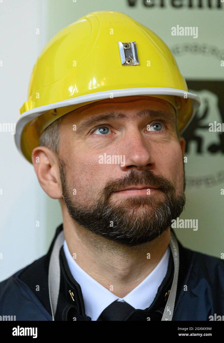 04. Oktober 2021, Sachsen, Zinnwald: Der sächsische Wirtschaftsminister Martin Durig (SPD) steht im Besucherbergwerk "vereinigt Zwitterfeld zu Zinnwald" während des "Rohstofftages". Um sich einen Eindruck von Sachsens Anteil an der zukünftigen Rohstoffgewinnung zu verschaffen, besucht der Wirtschaftsminister verschiedene Akteure. Im Zinnwald, unter dem Erzgebirge an der deutsch-tschechischen Grenze, will die Deutsche Lithium GmbH eine Mine und eine Verarbeitungsanlage bauen. Die Lagerstätte wird auf rund 125,000 Tonnen Lithium geschätzt - und gilt als eine der LAR Stockfoto