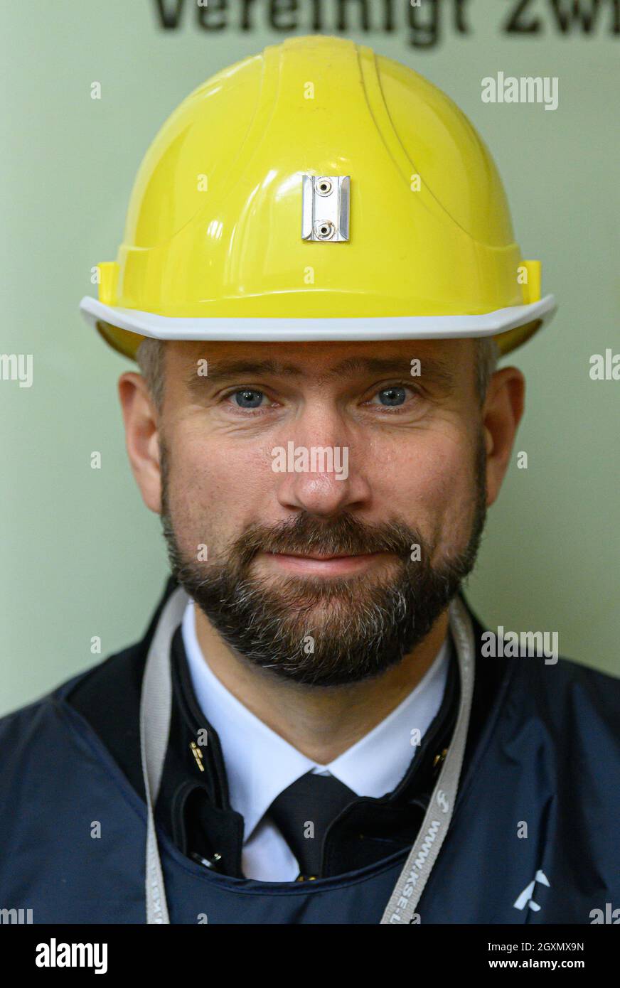04. Oktober 2021, Sachsen, Zinnwald: Der sächsische Wirtschaftsminister Martin Durig (SPD) steht im Besucherbergwerk "vereinigt Zwitterfeld zu Zinnwald" während des "Rohstofftages". Um sich einen Eindruck von Sachsens Anteil an der zukünftigen Rohstoffgewinnung zu verschaffen, besucht der Wirtschaftsminister verschiedene Akteure. Im Zinnwald, unter dem Erzgebirge an der deutsch-tschechischen Grenze, will die Deutsche Lithium GmbH eine Mine und eine Verarbeitungsanlage bauen. Die Lagerstätte wird auf rund 125,000 Tonnen Lithium geschätzt - und gilt als eine der LAR Stockfoto