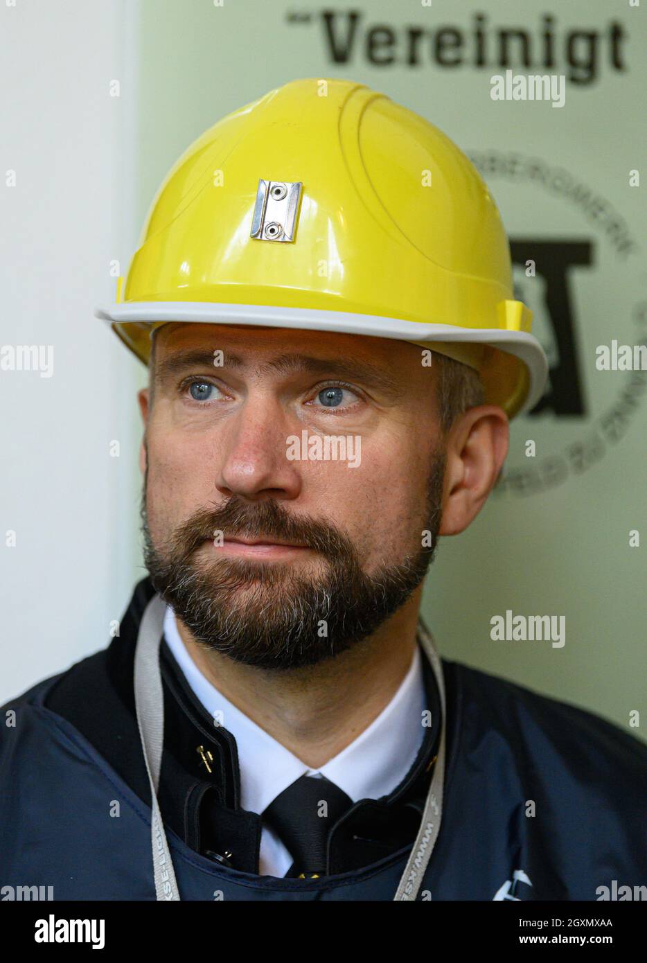 04. Oktober 2021, Sachsen, Zinnwald: Der sächsische Wirtschaftsminister Martin Durig (SPD) steht im Besucherbergwerk "vereinigt Zwitterfeld zu Zinnwald" während des "Rohstofftages". Um sich einen Eindruck von Sachsens Anteil an der zukünftigen Rohstoffgewinnung zu verschaffen, besucht der Wirtschaftsminister verschiedene Akteure. Im Zinnwald, unter dem Erzgebirge an der deutsch-tschechischen Grenze, will die Deutsche Lithium GmbH eine Mine und eine Verarbeitungsanlage bauen. Die Lagerstätte wird auf rund 125,000 Tonnen Lithium geschätzt - und gilt als eine der LAR Stockfoto