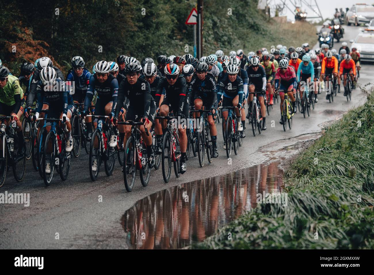 5. Oktober 2021 Frauen Tour. Stufe 2. Walsall zu Walsall. Das Feld im Regen. Foto von Simon Gill. Stockfoto