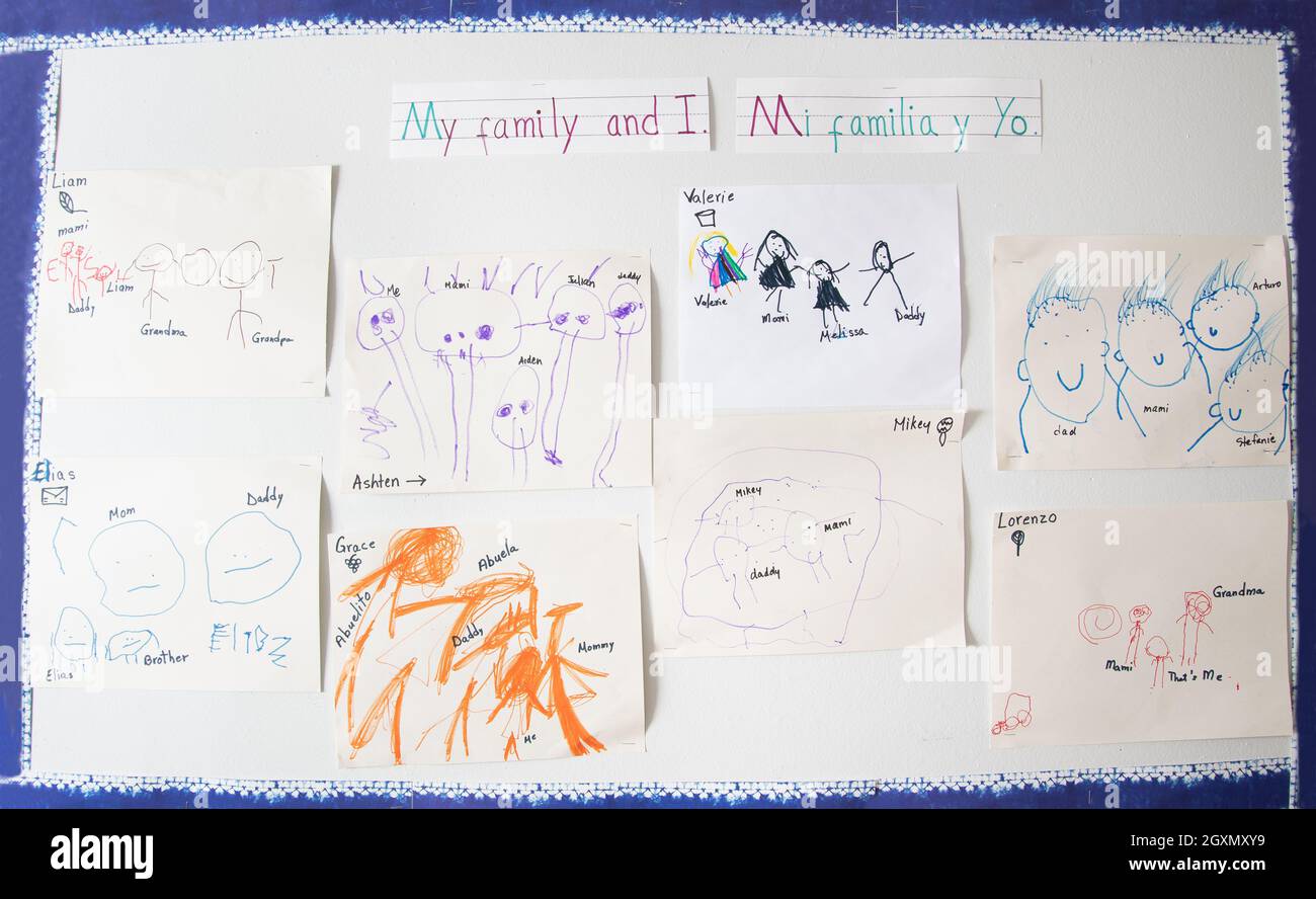 Bildung Pinnwand im Vorschulalter mit Kunstwerken der Kinder, die ihre Familien darstellen Stockfoto
