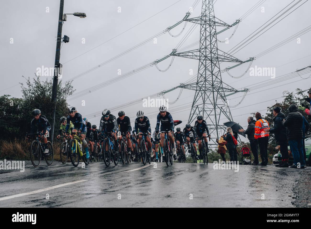 5. Oktober 2021 Frauen Tour. Stufe 2. Walsall zu Walsall. Das Feld im Regen. Foto von Simon Gill. Stockfoto