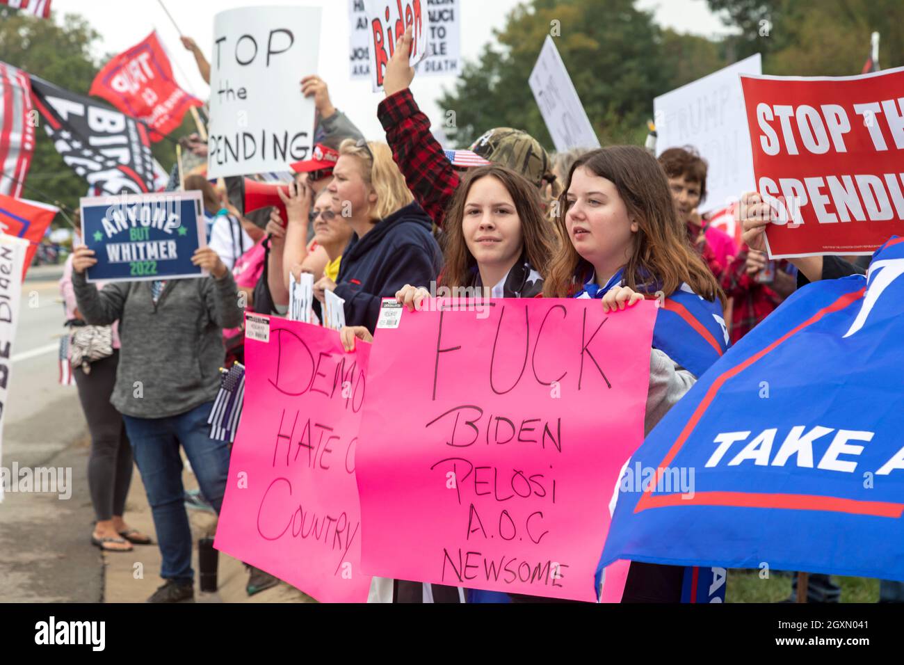 Howell, Michigan, USA. Oktober 2021. Die Republikaner protestieren, als Präsident Joe Biden Michigan besucht, um seinen Build Back Better Plan zu fördern. Bidens Plan beinhaltet Geld, um den Klimawandel zu bekämpfen und Kinder aus der Proverty zu holen. Die Livingston County Republic Party nannte ihren Protest die „Stoppt die Kundgebung der Ausgaben“. Kredit: Jim West/Alamy Live Nachrichten Stockfoto