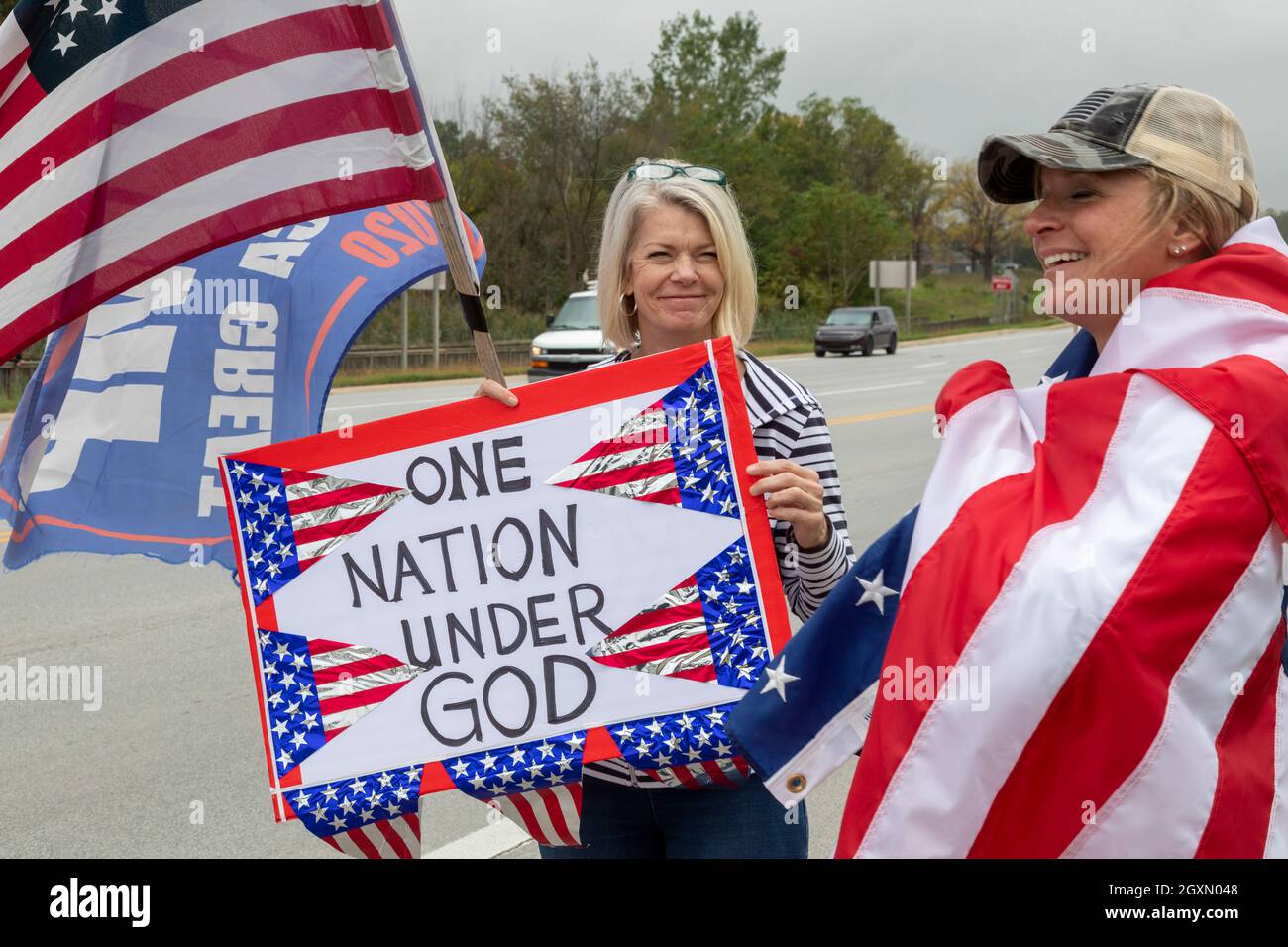 Howell, Michigan, USA. Oktober 2021. Die Republikaner protestieren, als Präsident Joe Biden Michigan besucht, um seinen Build Back Better Plan zu fördern. Bidens Plan beinhaltet Geld, um den Klimawandel zu bekämpfen und Kinder aus der Proverty zu holen. Die Livingston County Republic Party nannte ihren Protest die „Stoppt die Kundgebung der Ausgaben“. Kredit: Jim West/Alamy Live Nachrichten Stockfoto