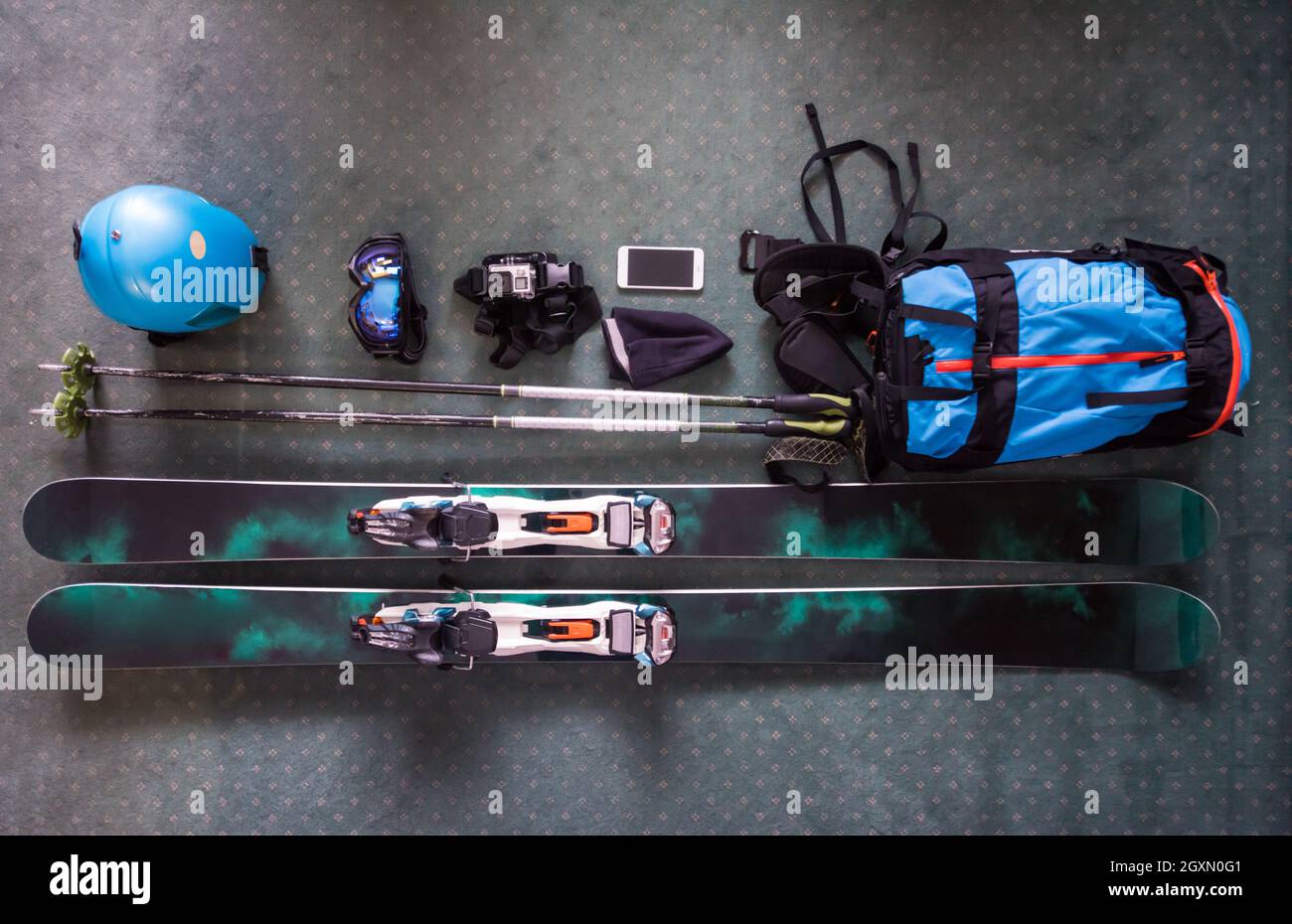 Blick von oben auf die ski Zubehör auf dem Boden platziert. Elemente, die  im Helm, Brille, Ski, Handschuhe. Winter Sport Freizeit Konzept  Stockfotografie - Alamy