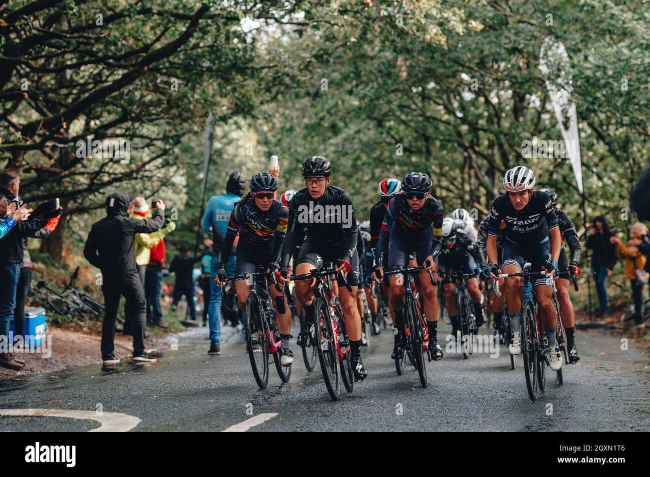 5. Oktober 2021 Frauen Tour. Stufe 2. Walsall zu Walsall. Lizzie Deignan führt das Hauptfeld auf dem Rundkurs von Walsall an. Foto von Simon Gill. Stockfoto
