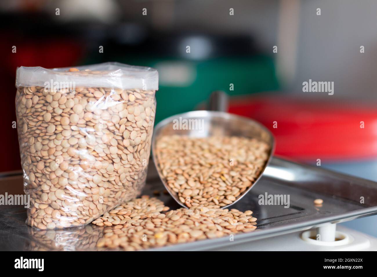 Wiegen von Linsen auf einer digitalen Waage. Trockene Körner. Stockfoto