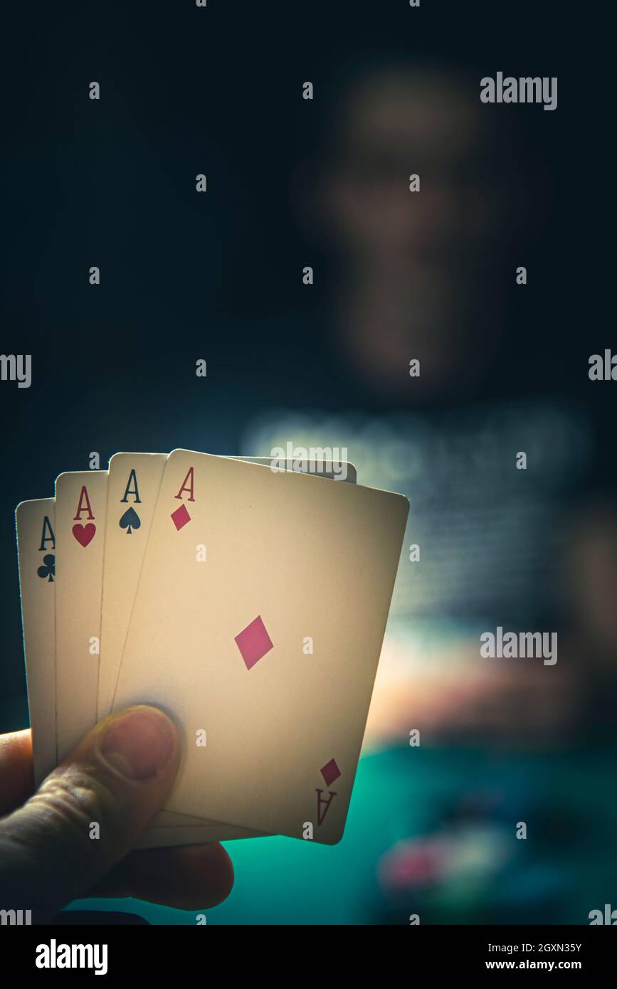 Mann gewinnt beim Poker und zeigt die 4 Asse in seiner Hand Stockfoto