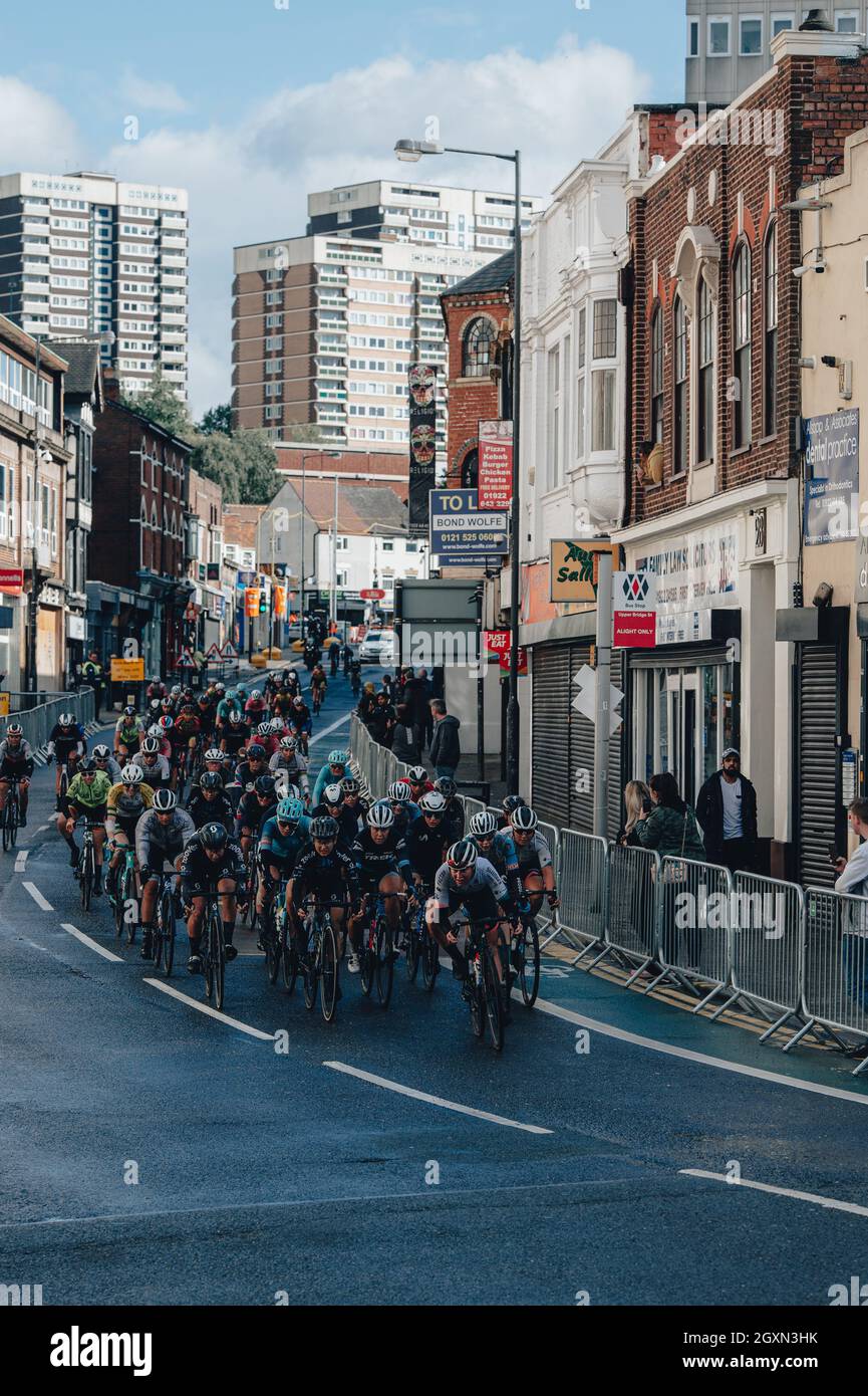 5. Oktober 2021 Frauen Tour. Stufe 2. Walsall zu Walsall. Das Feld nähert sich der letzten Ecke der Etappe 2. Foto von Simon Gill. Stockfoto
