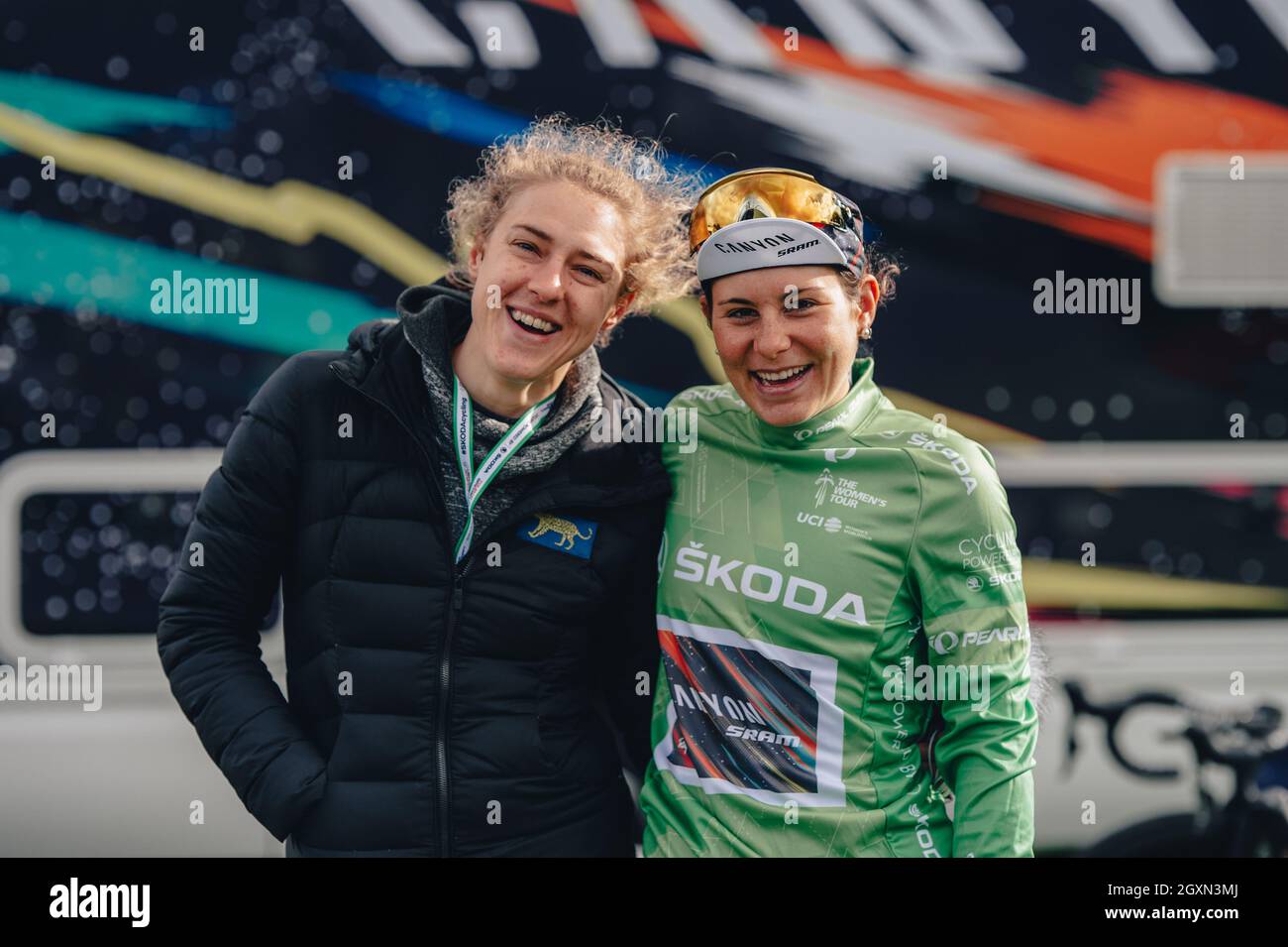 5. Oktober 2021 Frauen Tour. Stufe 2. Walsall zu Walsall. Lizzie setzt sich mit Elise Chabbey, der aktuellen QOM-Trikothalterin, zusammen. Foto von Simon Gill. Stockfoto