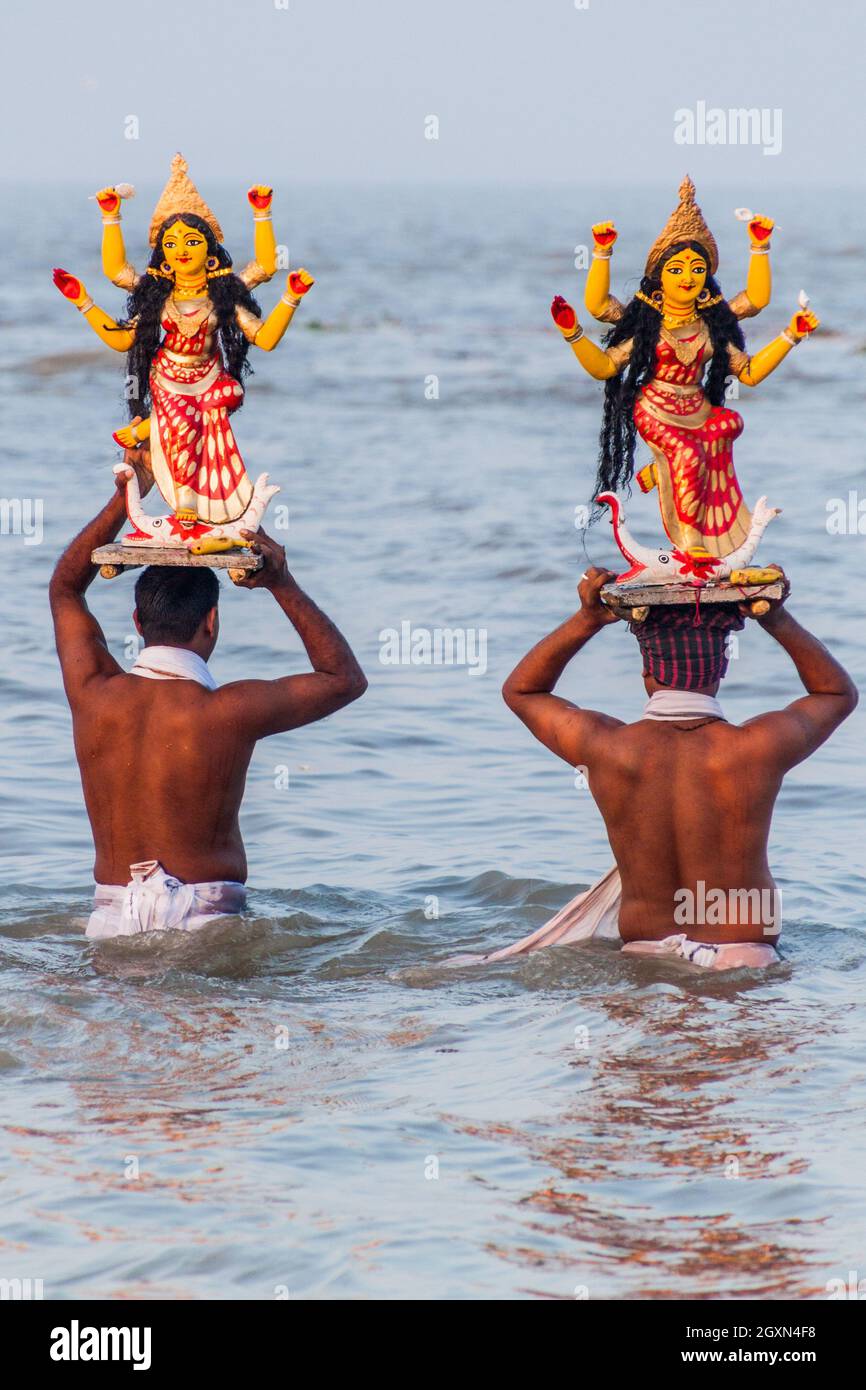 DUBLAR CHAR, BANGLADESH - 14. NOVEMBER 2016: Hinduistische Anhänger, die während des Hautausschlag-Mela-Festivals auf Dublar Char Dubla Island, B, Statuen der Göttin Lakshmi tragen Stockfoto