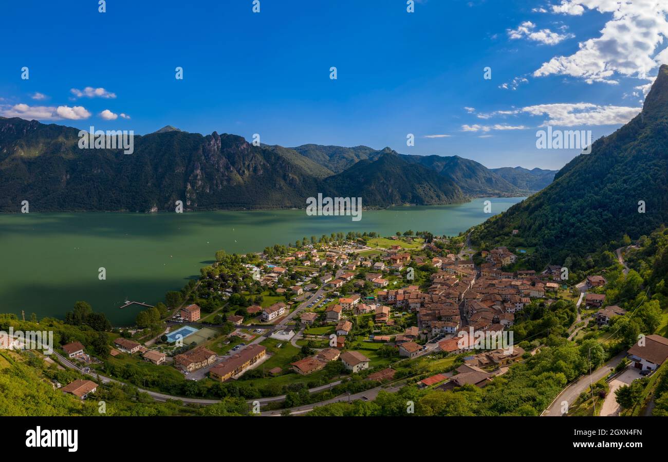 Gemeinden von Anfo, ein Resort am Ufer des Idrosees, Lombardei, Italien Stockfoto