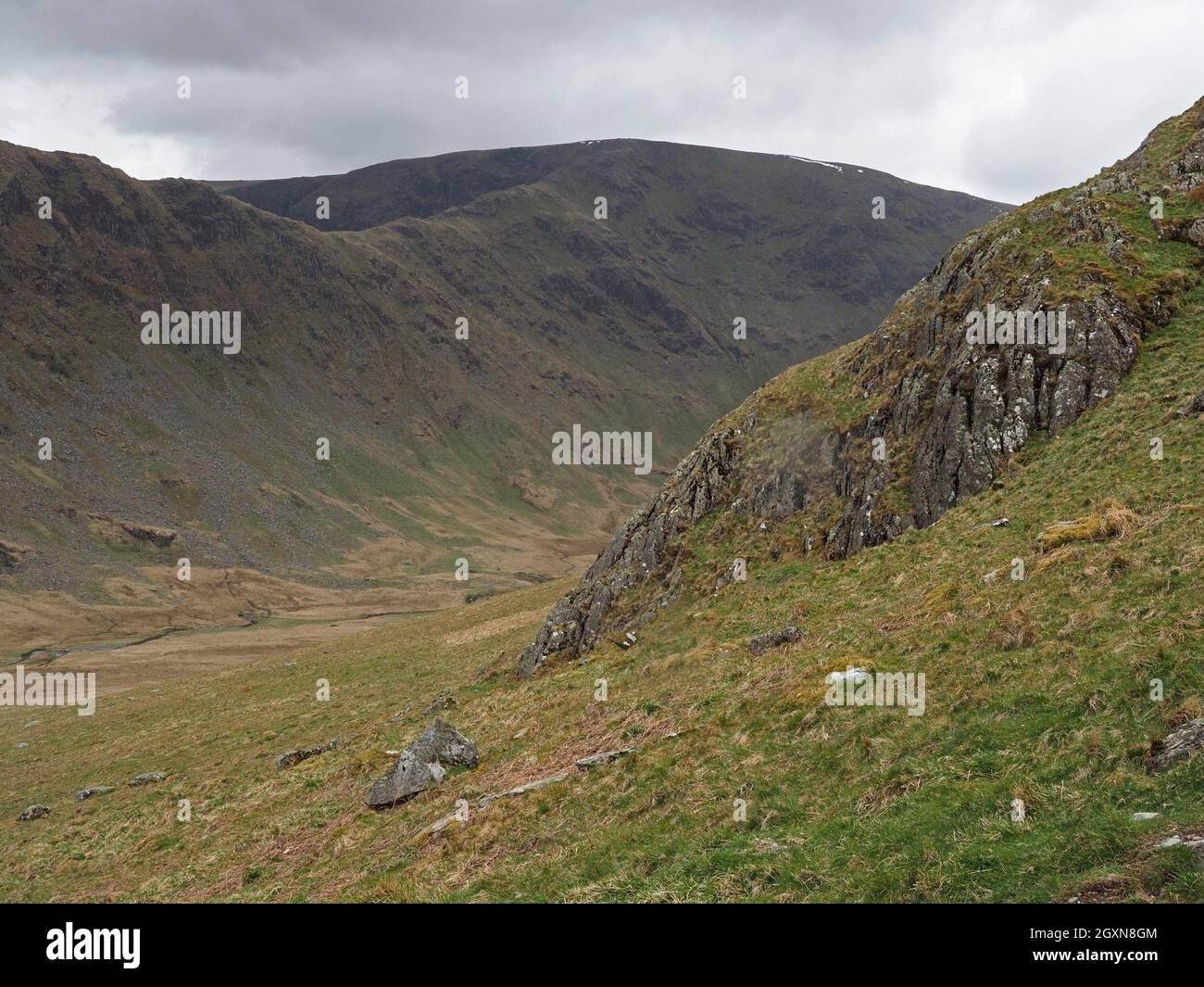 Blick von den felsigen Hängen des Kidsty Howes auf die High Street über Riggindale und den steilen Grat des Eagle Crag in Cumbria, England, Großbritannien Stockfoto