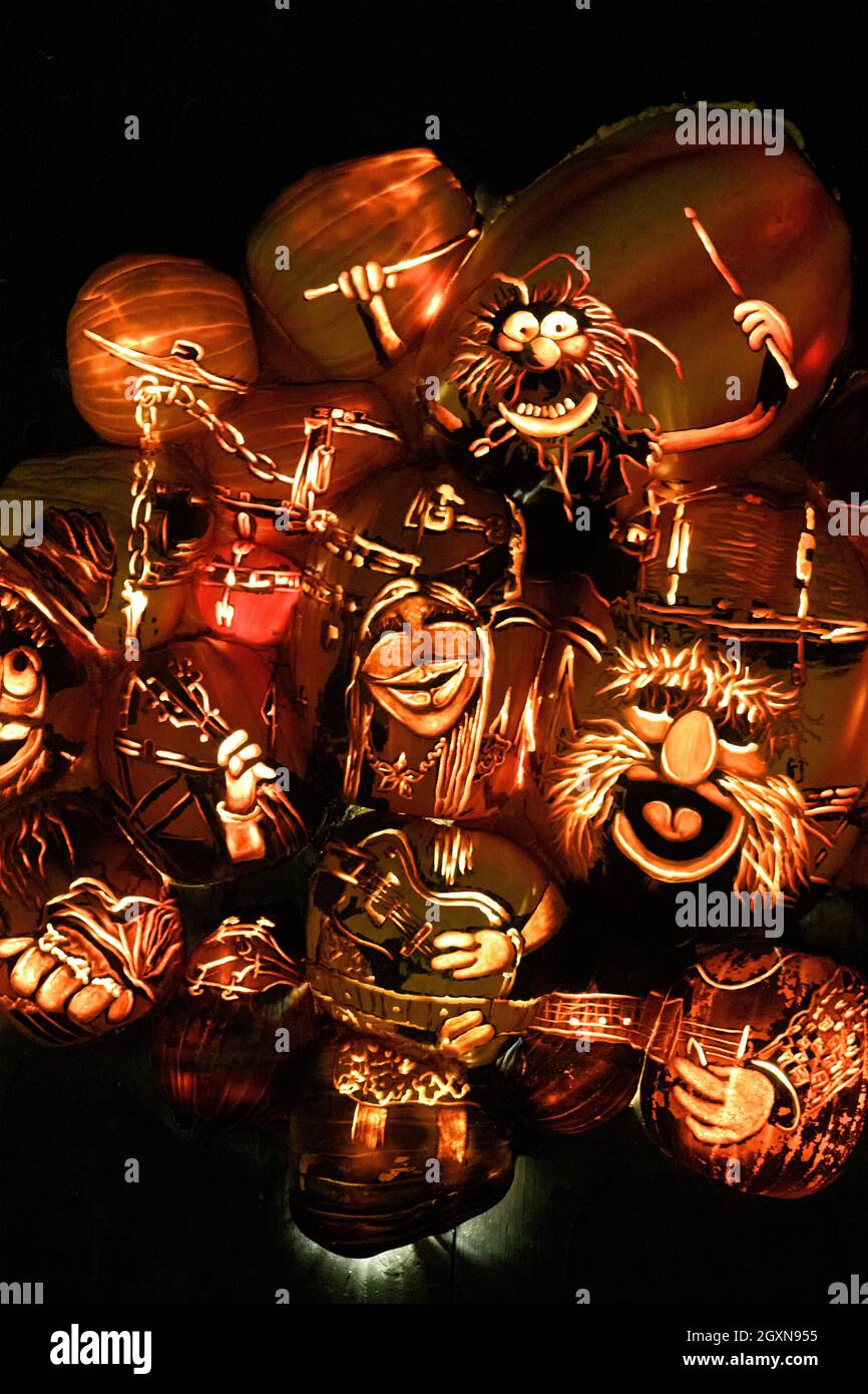 Eine beleuchtete Lichtskulptur der Muppets-Figuren, die für Halloween-Dekorationen oder -Displays verwendet werden. Calgary, Alberta, Kanada Stockfoto