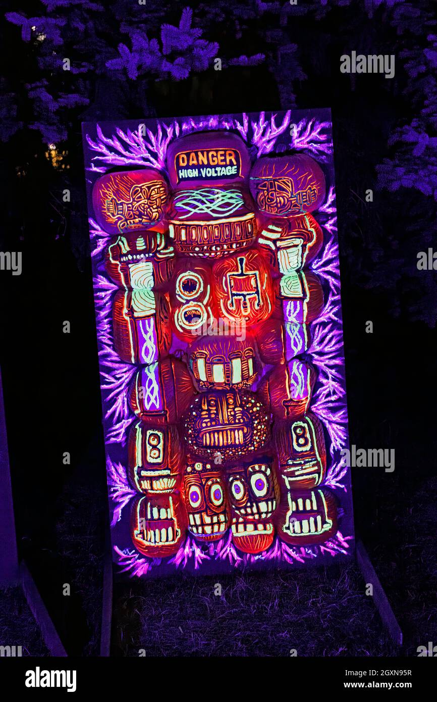 Eine beleuchtete Lichtskulptur eines Hochspannungszeichens, das für Halloween-Dekorationen oder -Displays verwendet wird. Calgary, Alberta, Kanada Stockfoto