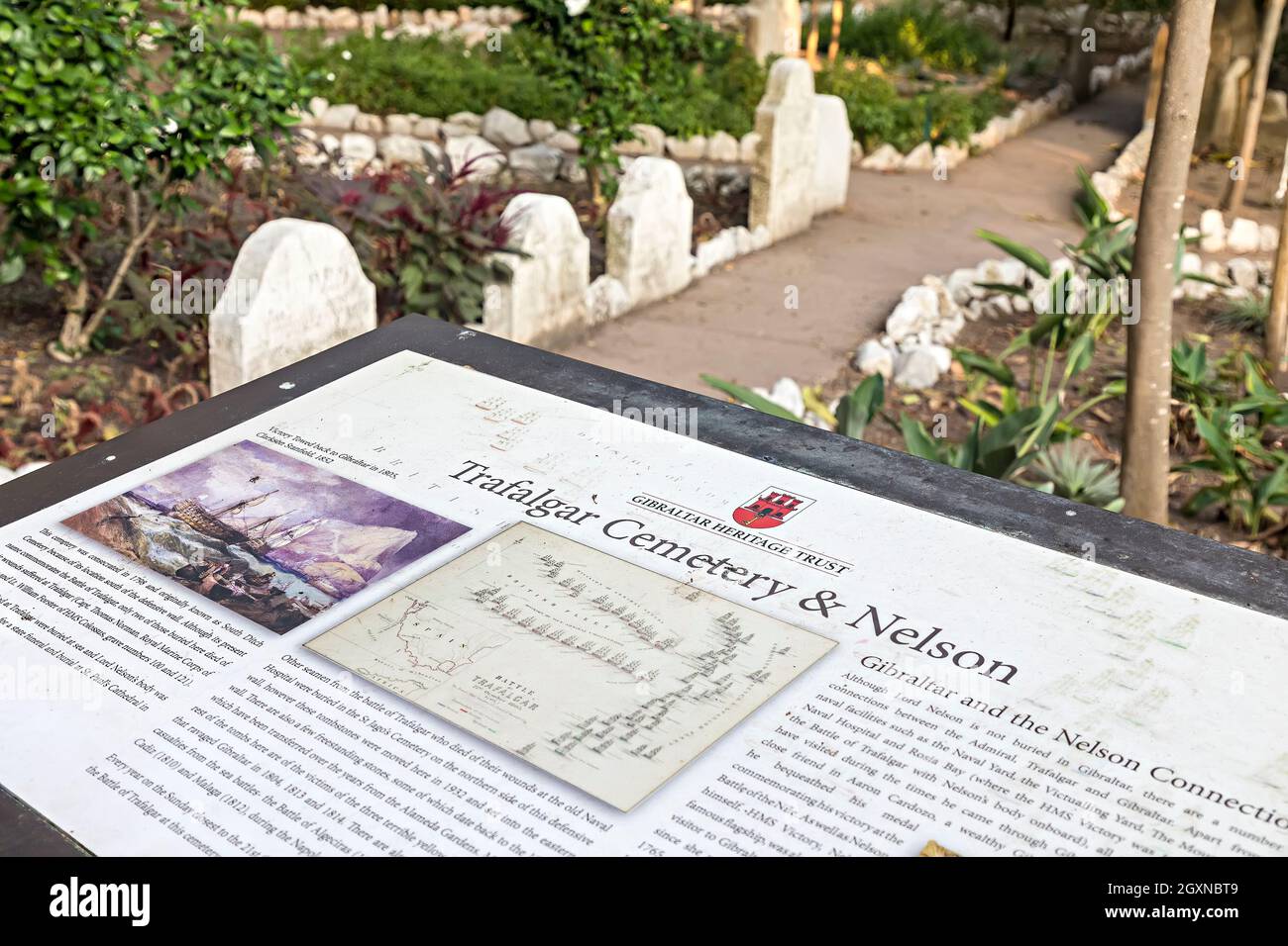 Informationsschild des Gibraltar Heritage Trust über die Schlacht von Trafalgar, Admiral Nelson und den Friedhof von Trafalgar, Gibraltar Stockfoto
