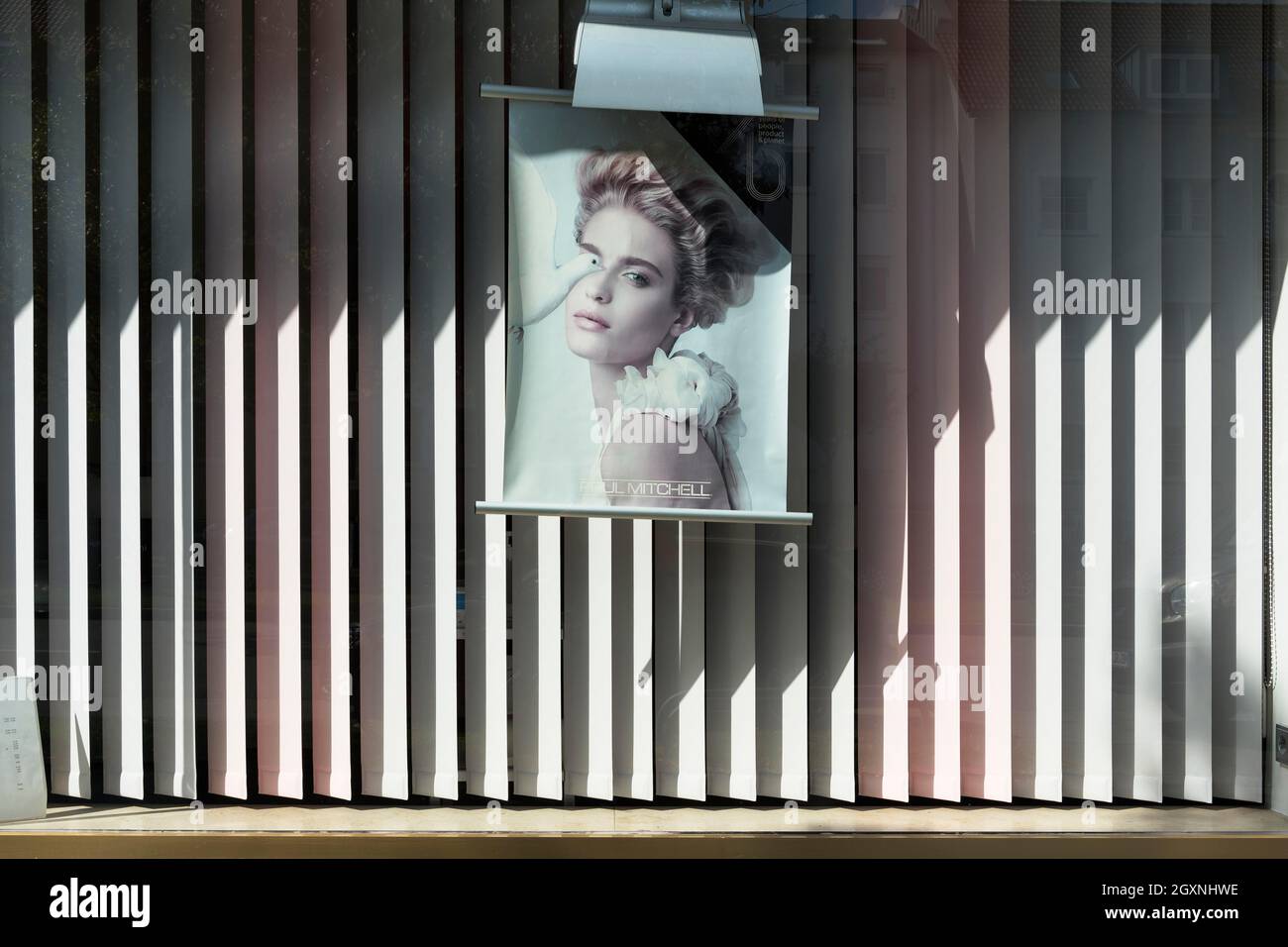 Werbeplakat im Schaufenster eines Friseursalons, Harlaching, München, Oberbayern, Bayern, Deutschland Stockfoto