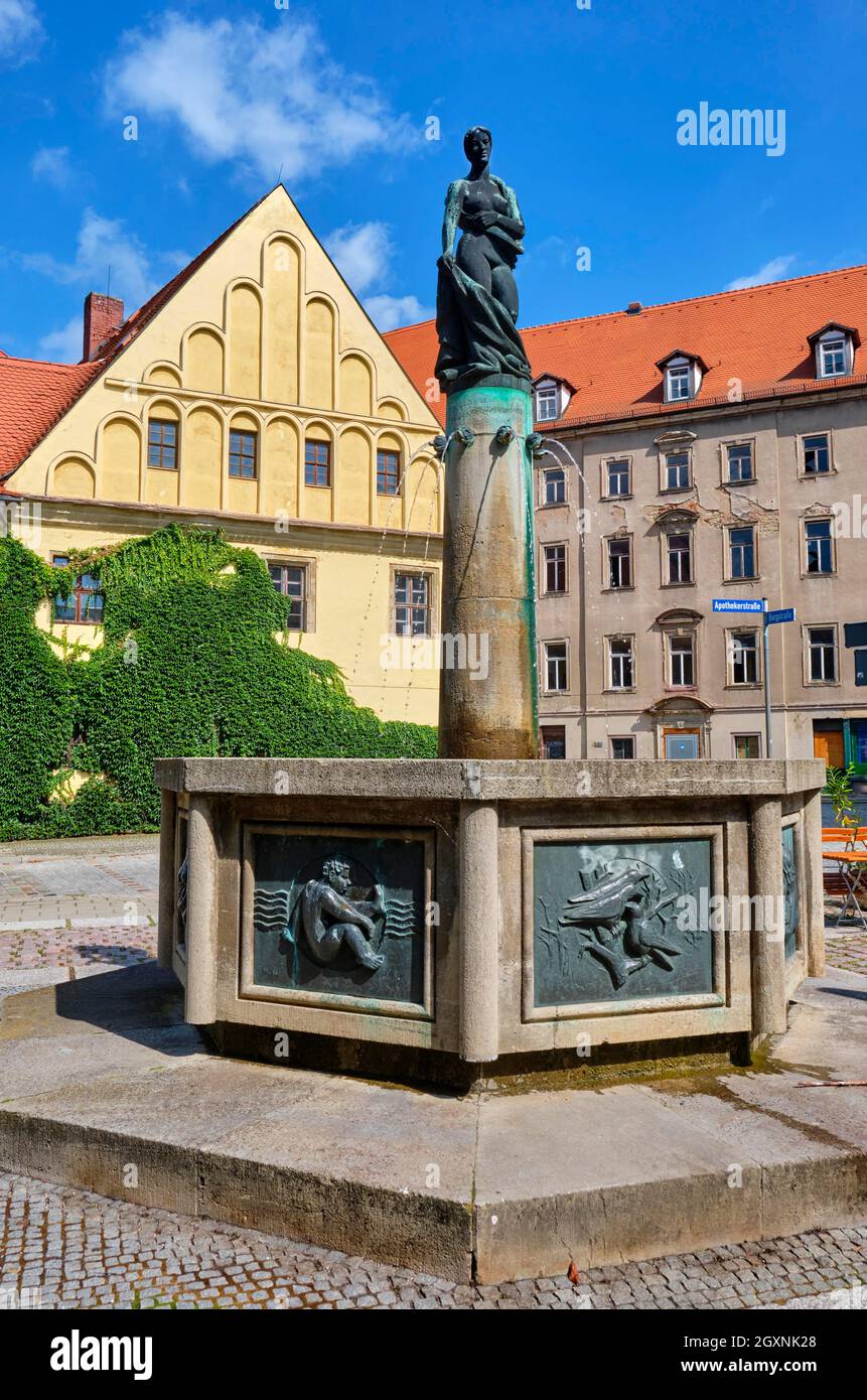 Four Seasons Fountain auch Kleiderbrunnen des Bildhauers Martin Wetzel, Merseburg, Sachsen-Anhalt, Deutschland Stockfoto