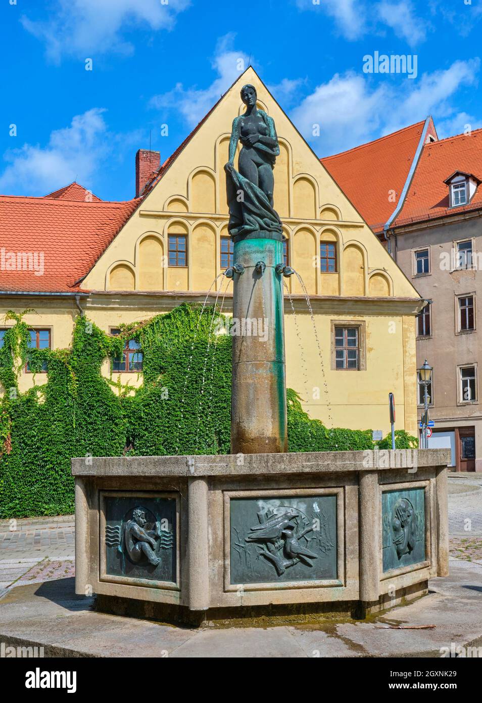 Four Seasons Fountain auch Kleiderbrunnen des Bildhauers Martin Wetzel, Merseburg, Sachsen-Anhalt, Deutschland Stockfoto