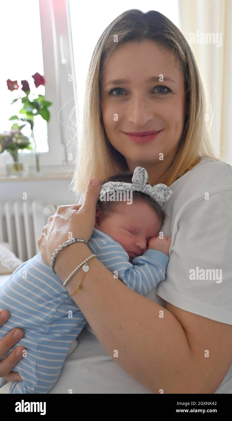 Mutter mit Kleinkind, Mädchen, 10 Tage, Stuttgart, Baden-Württemberg, Deutschland Stockfoto