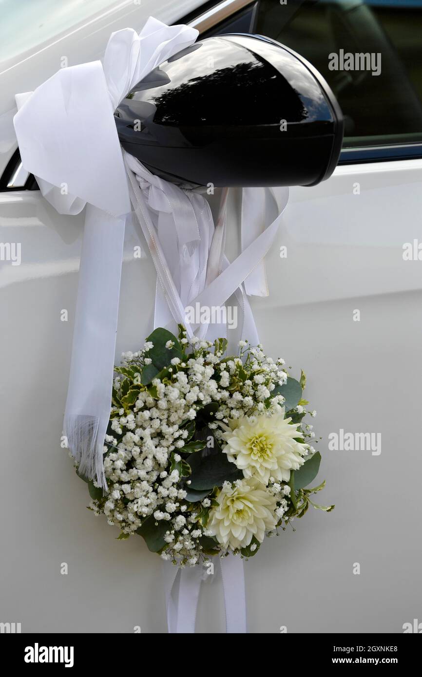 Hochzeitsdekoration auf dem Außenspiegel eines Autos, Deutschland Stockfoto