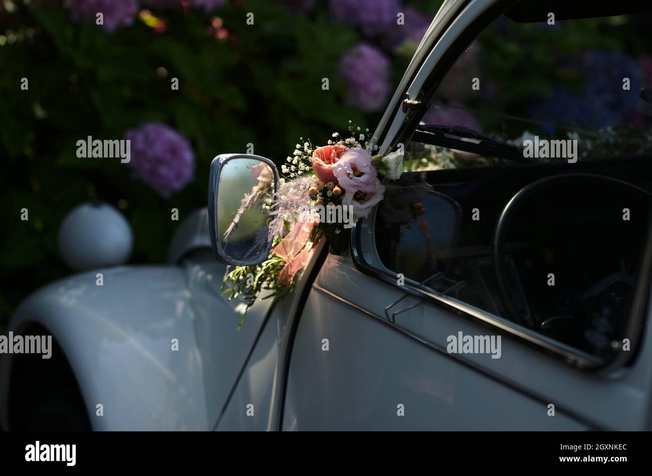 Hochzeitsdekoration auf dem Außenspiegel eines Autos, Cedolen 2CV, Bretagne, Frankreich Stockfoto