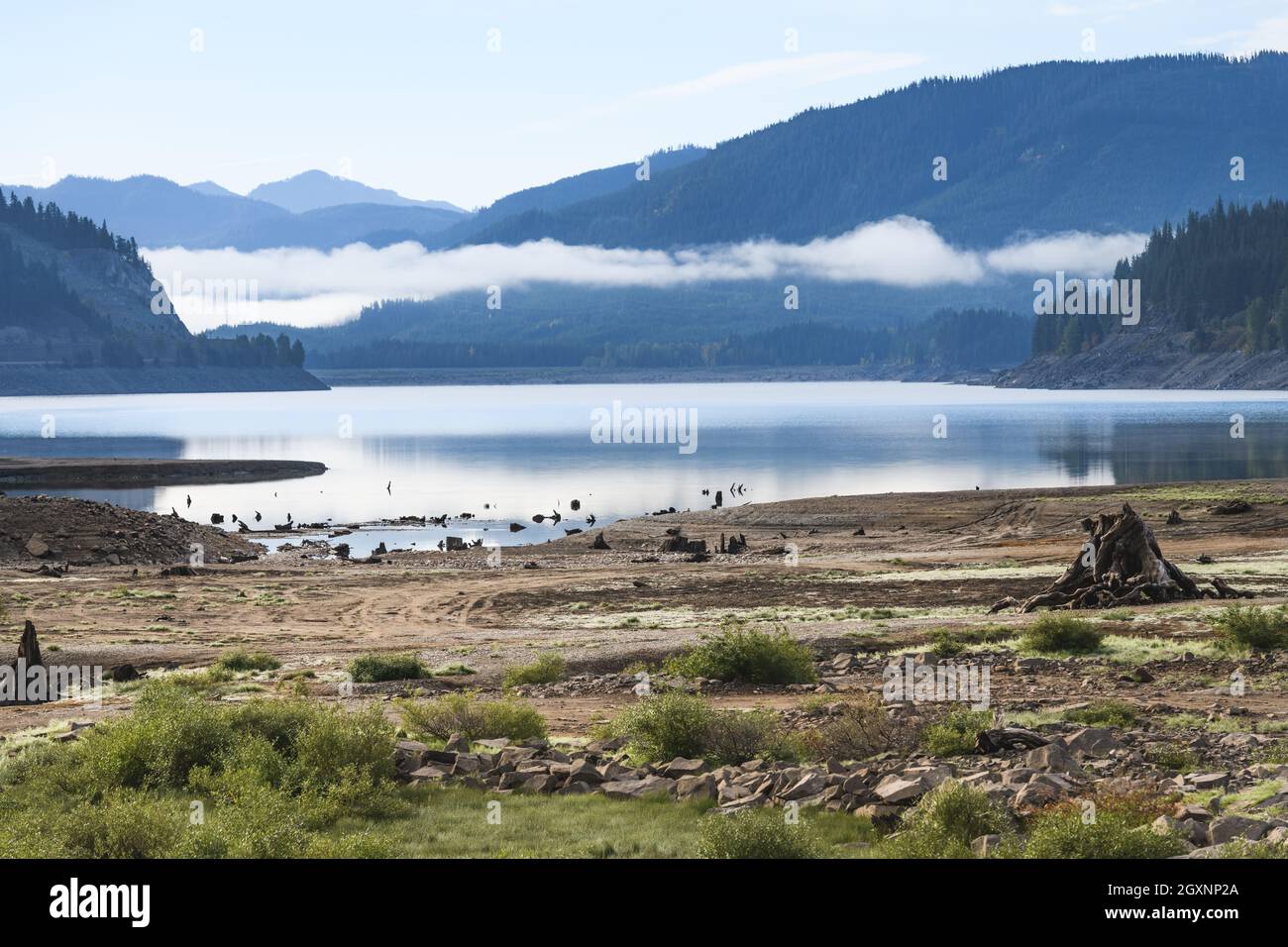 Keechelus Lake im Herbst mit einem niedrigen Wasserstand und Wolken, die am Berghang hängen. Der Stausee ist ein Speichersee für das Yakima-Projekt Stockfoto