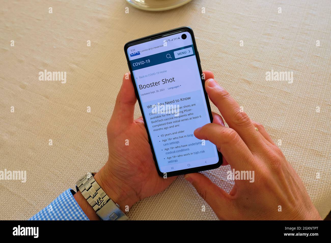 Man liest die Webseite von Centers for Disease Control auf einem Handy; Covid-19 Booster hat Informationen der US-Bundesregierung aufgenommen. Stockfoto