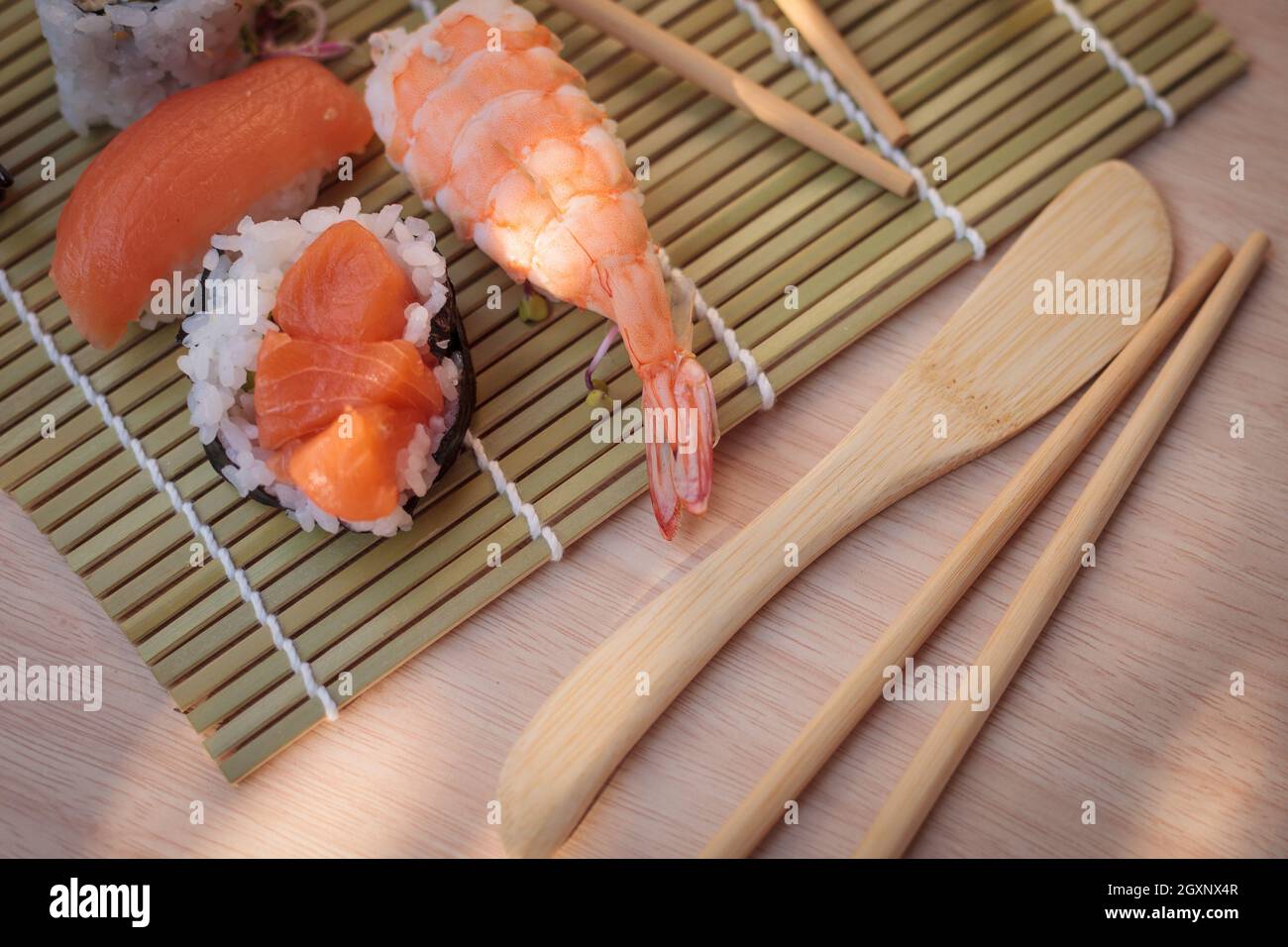 Die Komposition aus Sushi und natürlichem Licht. Appetitliche Farben. Garnelen Stockfoto