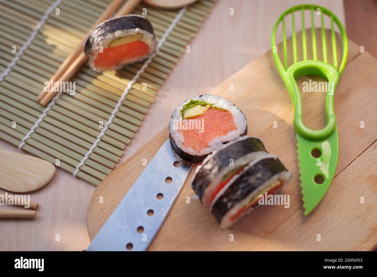 Die Zusammensetzung von Sushi, natürliches Licht. Appetitliche Farben. Lebensmittelherstellung. Stockfoto