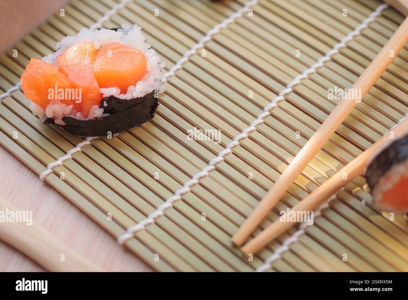 Die Zusammensetzung von Sushi, natürliches Licht. Appetitliche Farben. Draufsicht Stockfoto