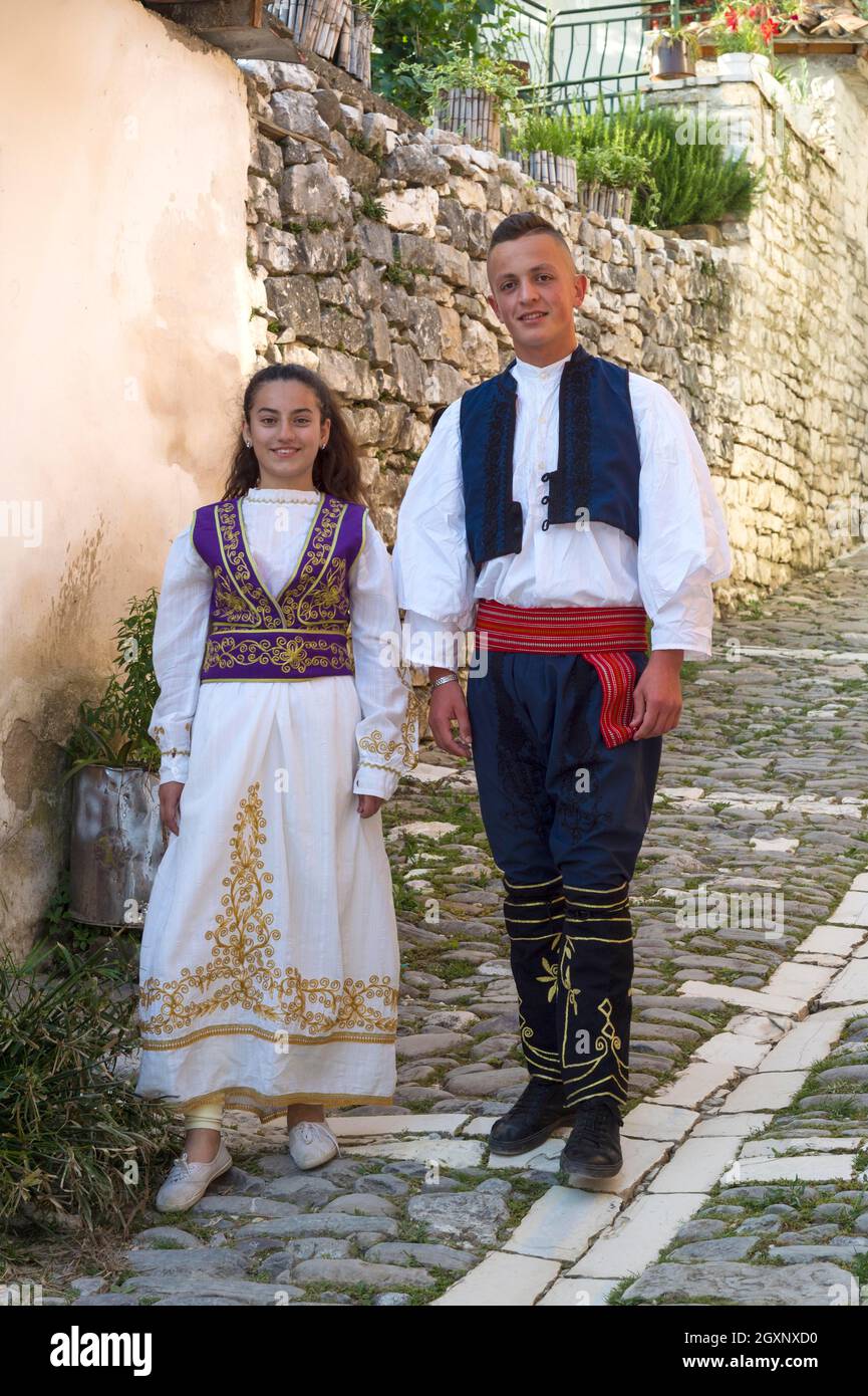Lokale Folkloregruppe in traditioneller Tracht, Berat, Albanien Stockfoto