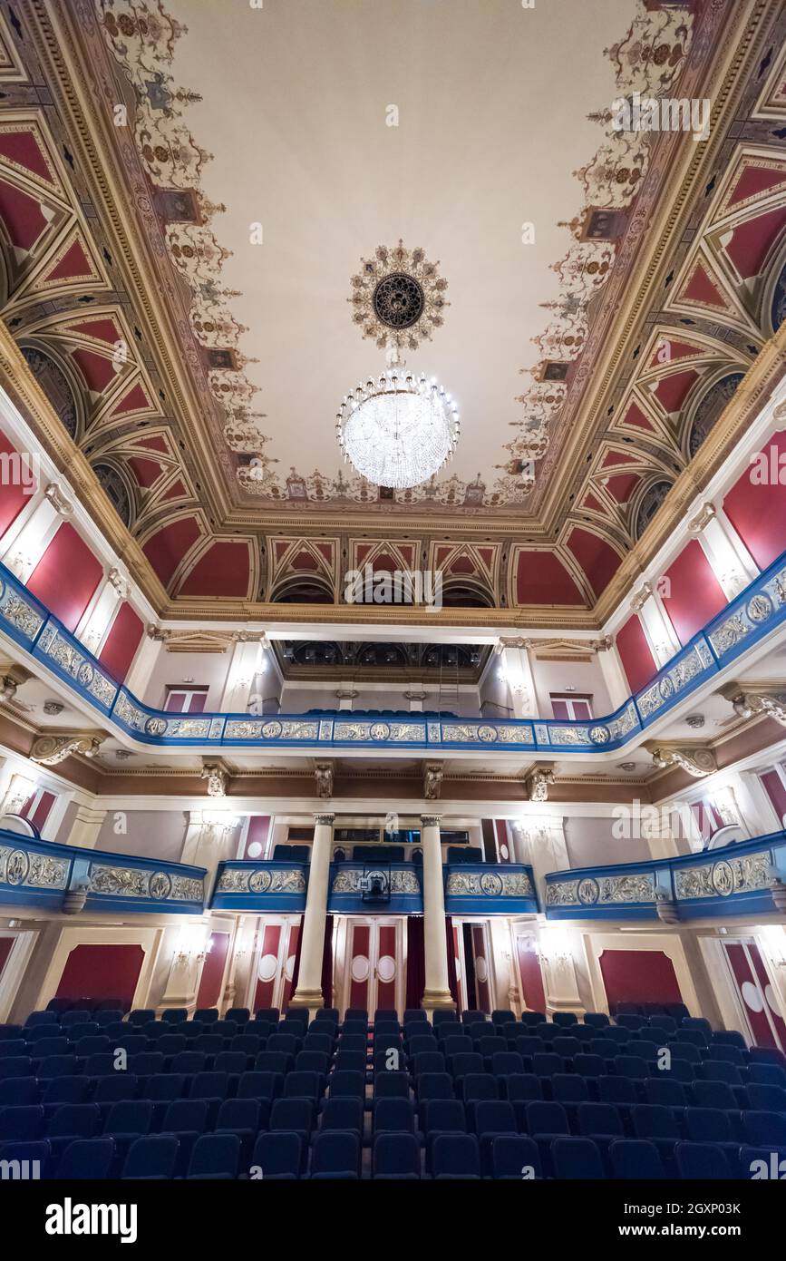 leere Bühne Theatervorhang mit dramatischen Lichter Stockfoto