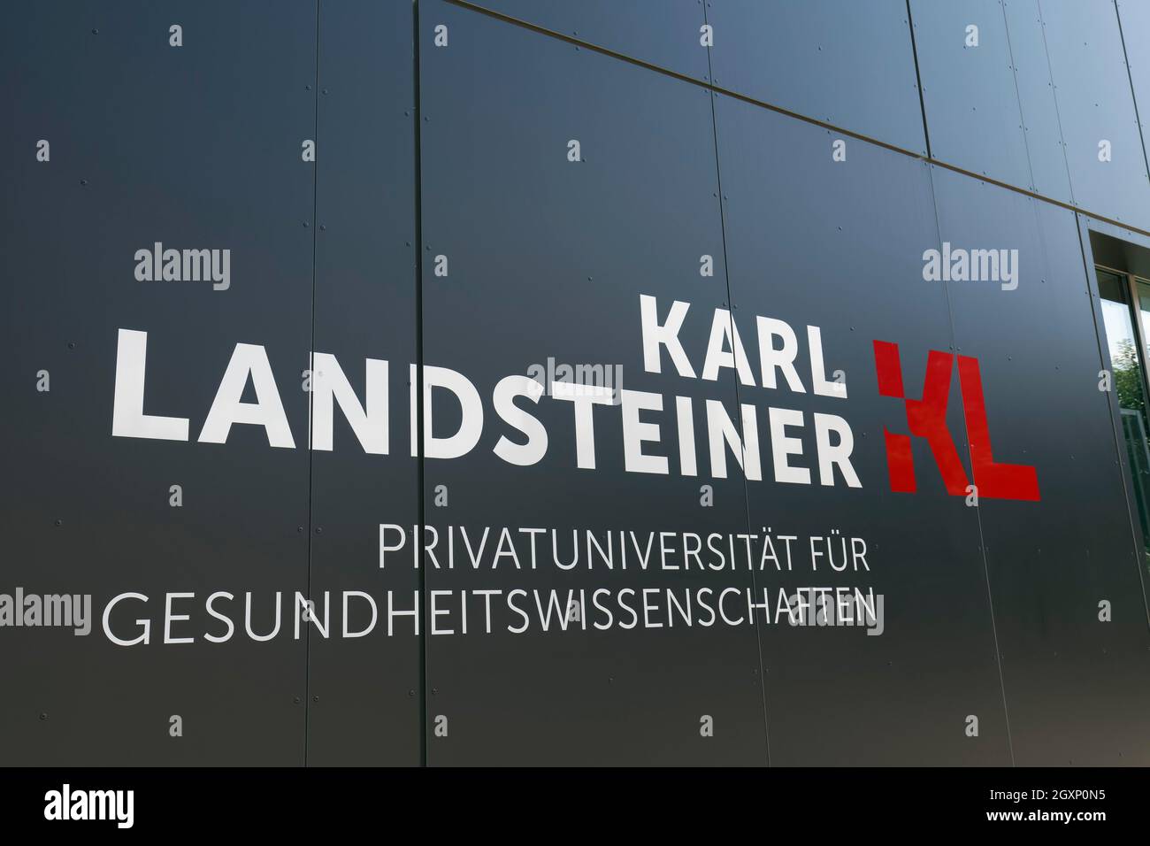 Karl Landsteiner Privatuniversität für Gesundheitswissenschaften, Logo auf dem Gebäude, Krems, Wachau, Niederösterreich, Österreich Stockfoto