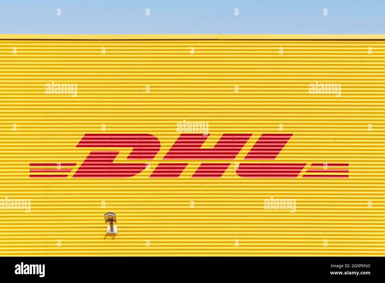 DHL, Logo auf Lager, Paket- und BriefExpress-Service, Deutsche Post DHL Group, Ratingen, Nordrhein-Westfalen, Deutschland Stockfoto