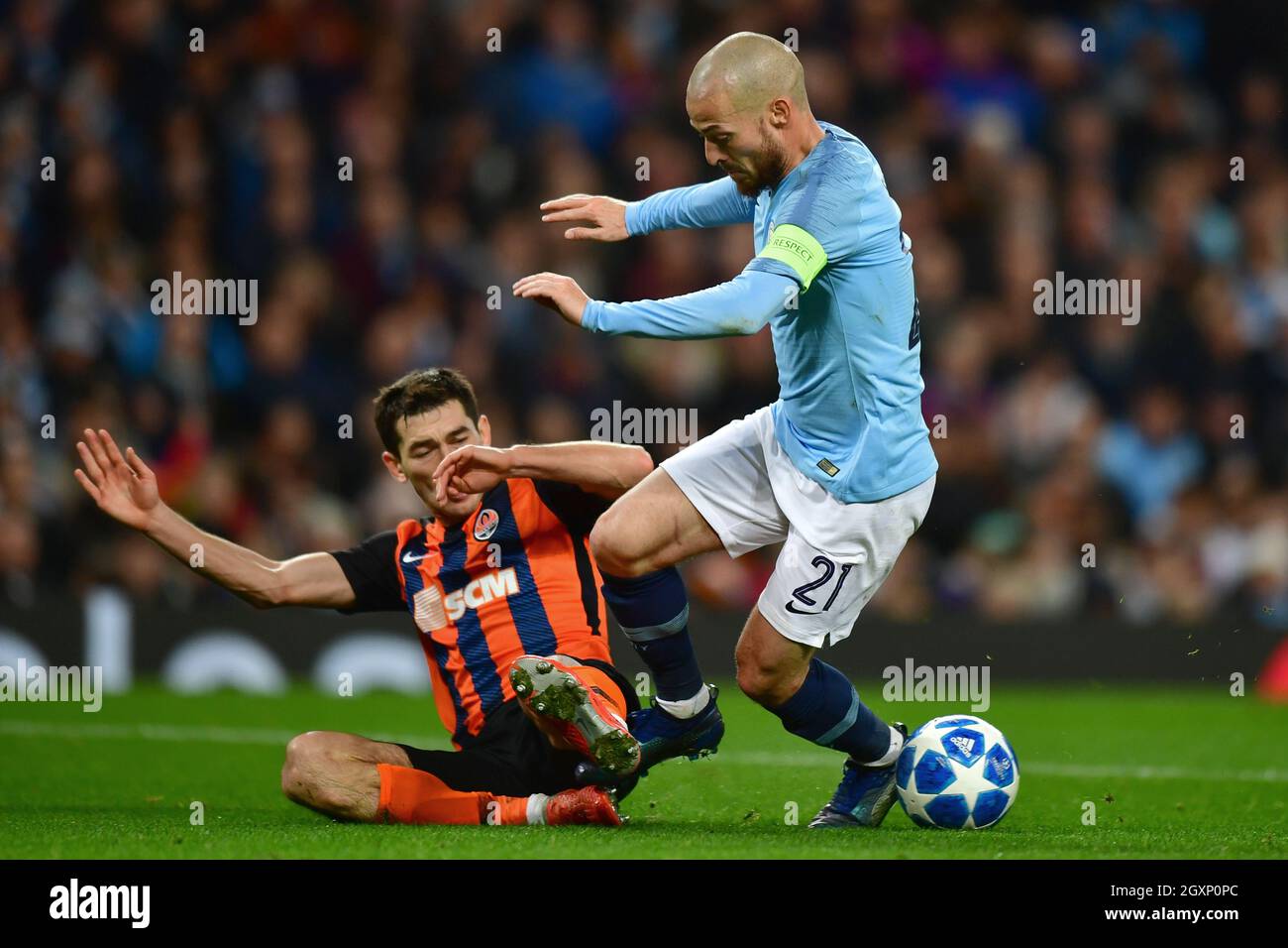 Shakhtar Donezks Taras Stepanenko verfechelt David Silva von Manchester City und räumt eine Strafe ein Stockfoto