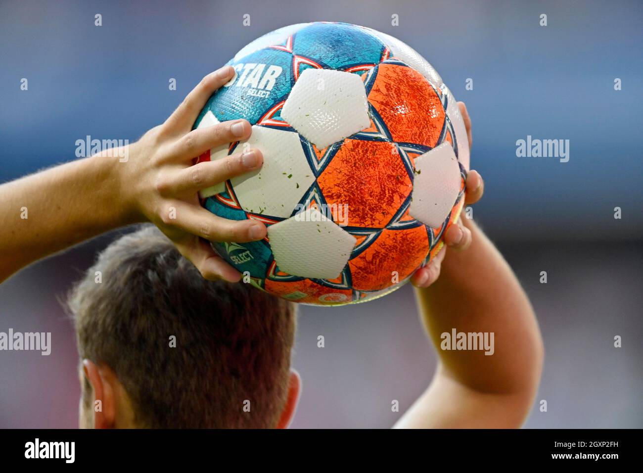 Einwurf mit Matchball adidas Derbystar, Allianz Arena, München, Bayern, Deutschland Stockfoto