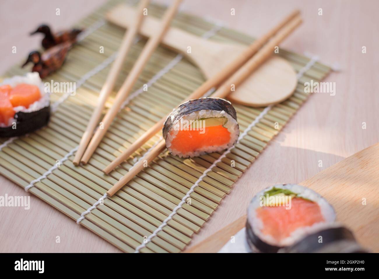Die Zusammensetzung von Sushi, natürliches Licht. Appetitliche Farben. Spitzenschuss Stockfoto