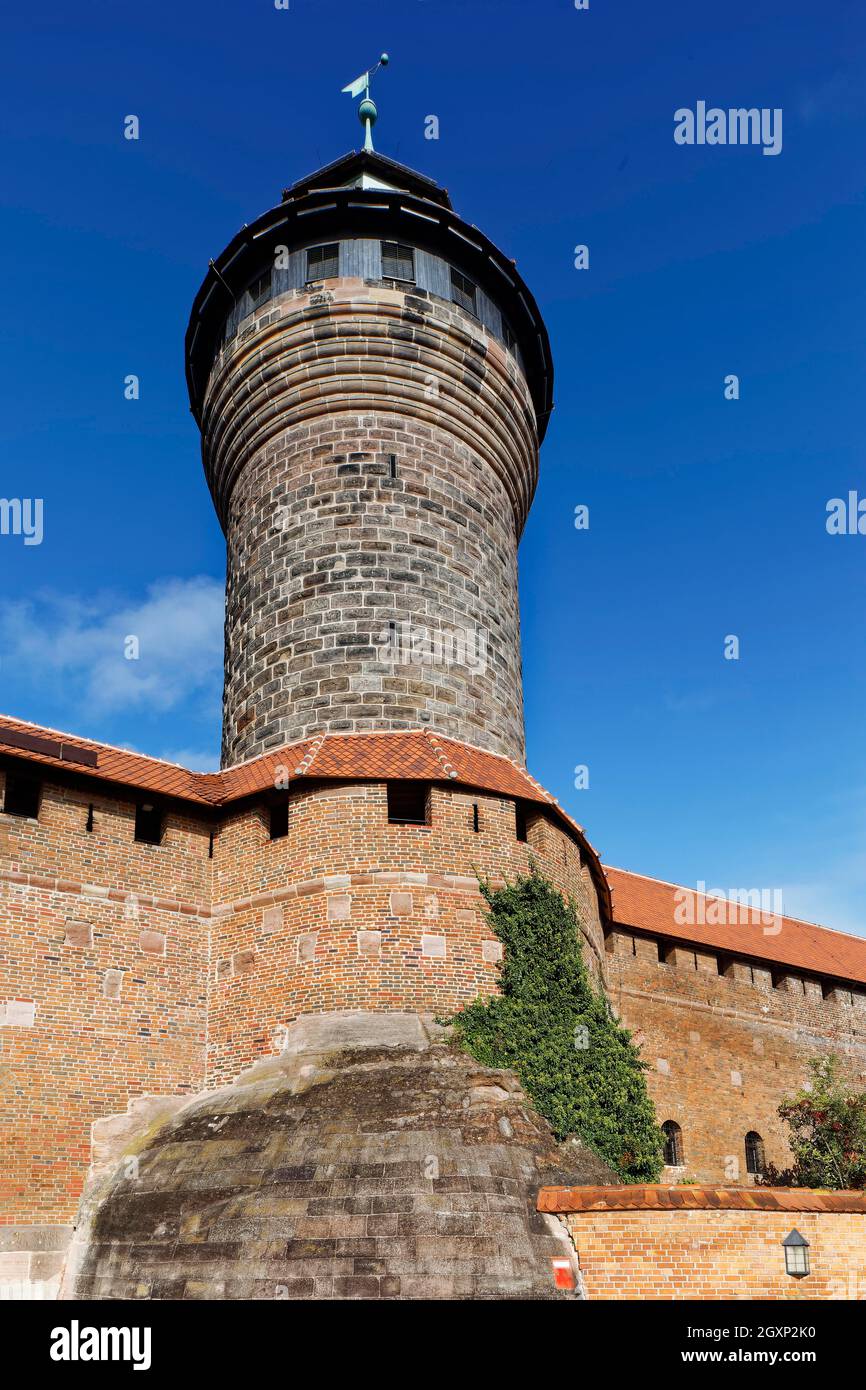 Sinwell-Turm, Blick von der Burgbefreiung, erbaut 13. Jahrhundert, Höhe 41 Meter, Wehrturm und Wehrturm, runder Turm der Nürnberger Burg Stockfoto