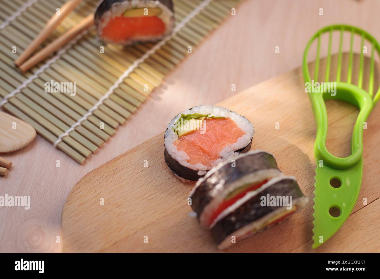 Nahaufnahme von Sushi mit Essstäbchen auf einem Holzhintergrund Stockfoto