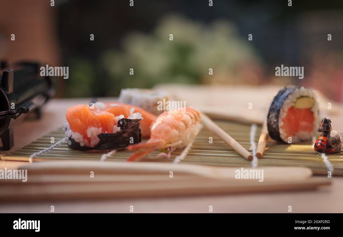 Die Zusammensetzung von Sushi, natürliches Licht. Appetitliche Farben. Niedriger Schusswinkel Stockfoto